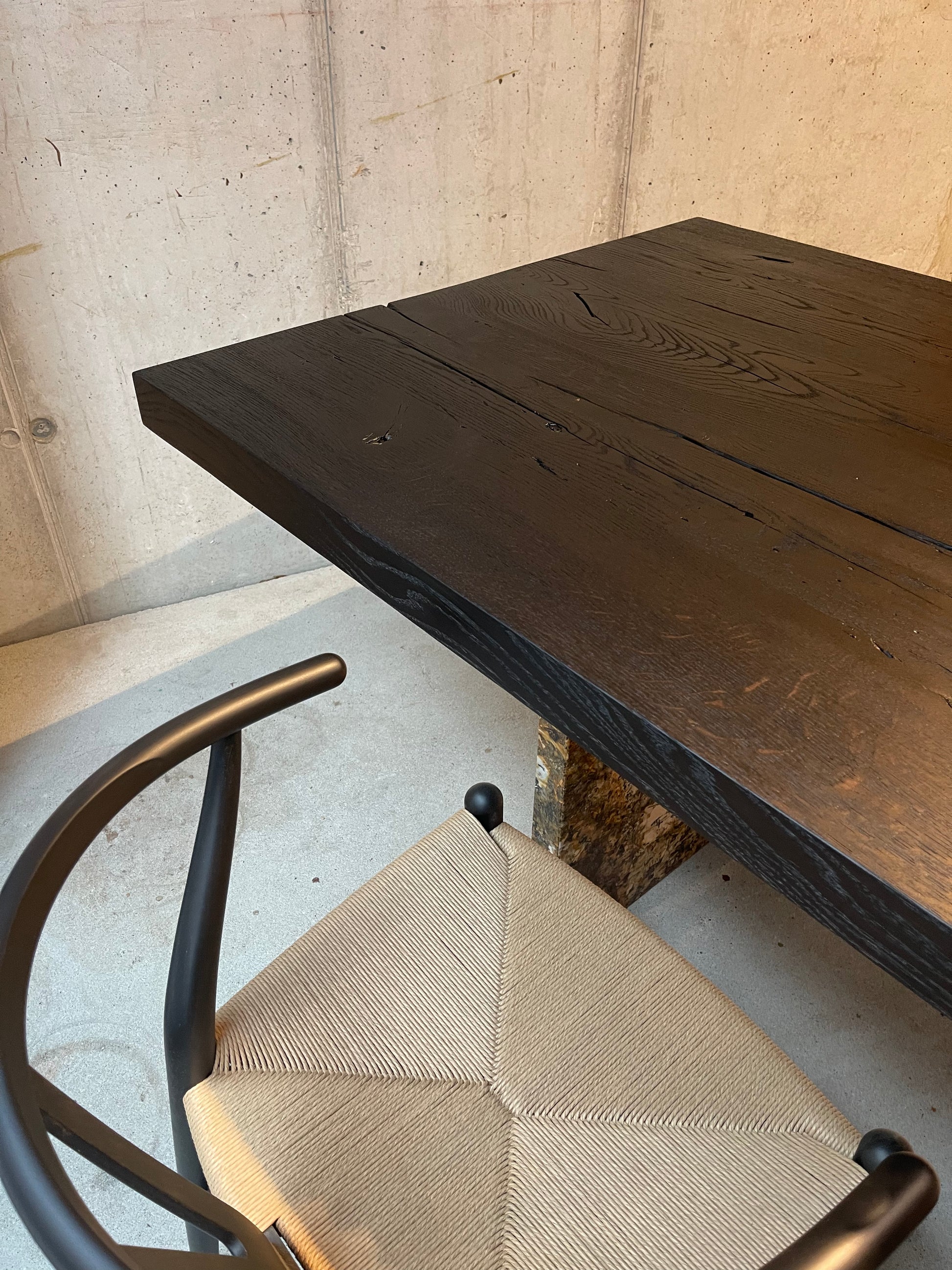 Schwarzer Designtisch mit Naturstein Gestell