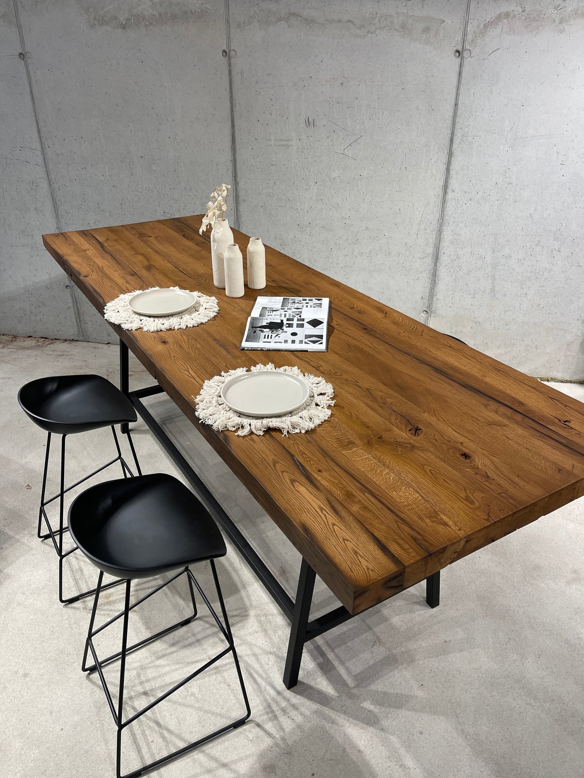 Bartisch aus charaktervollem Eichenholz 