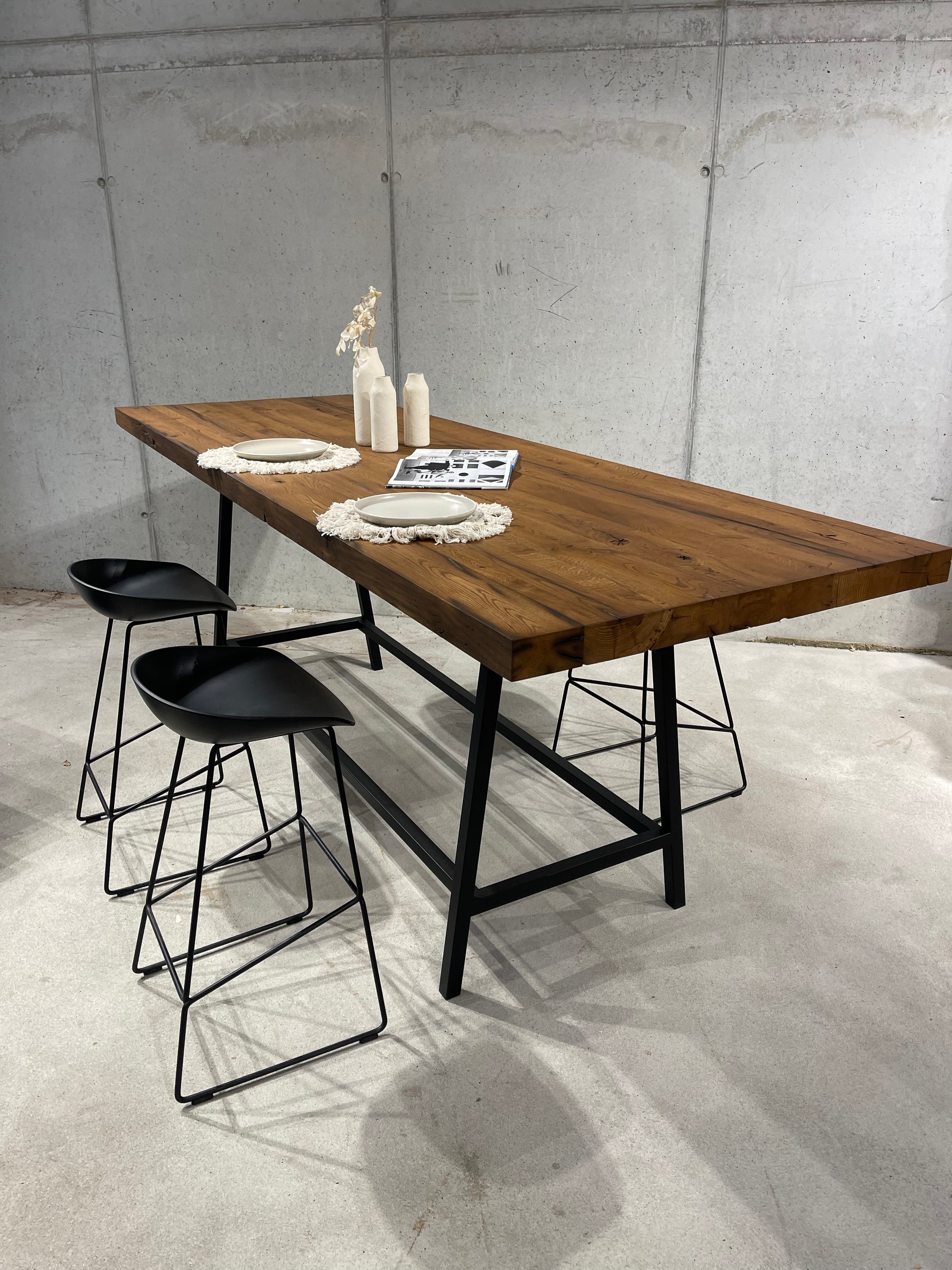 Wunderschöner Bartisch aus Massivholz Eichenholz mit Metallgestell