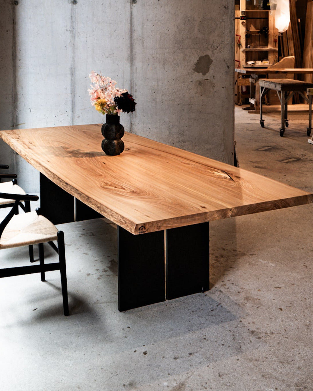 Butterfly Esstisch aus Ulmenholz von Holzwerk Hamburg, 180x100cm, naturbelassenes Holz mit eleganter Maserung und modernem Design