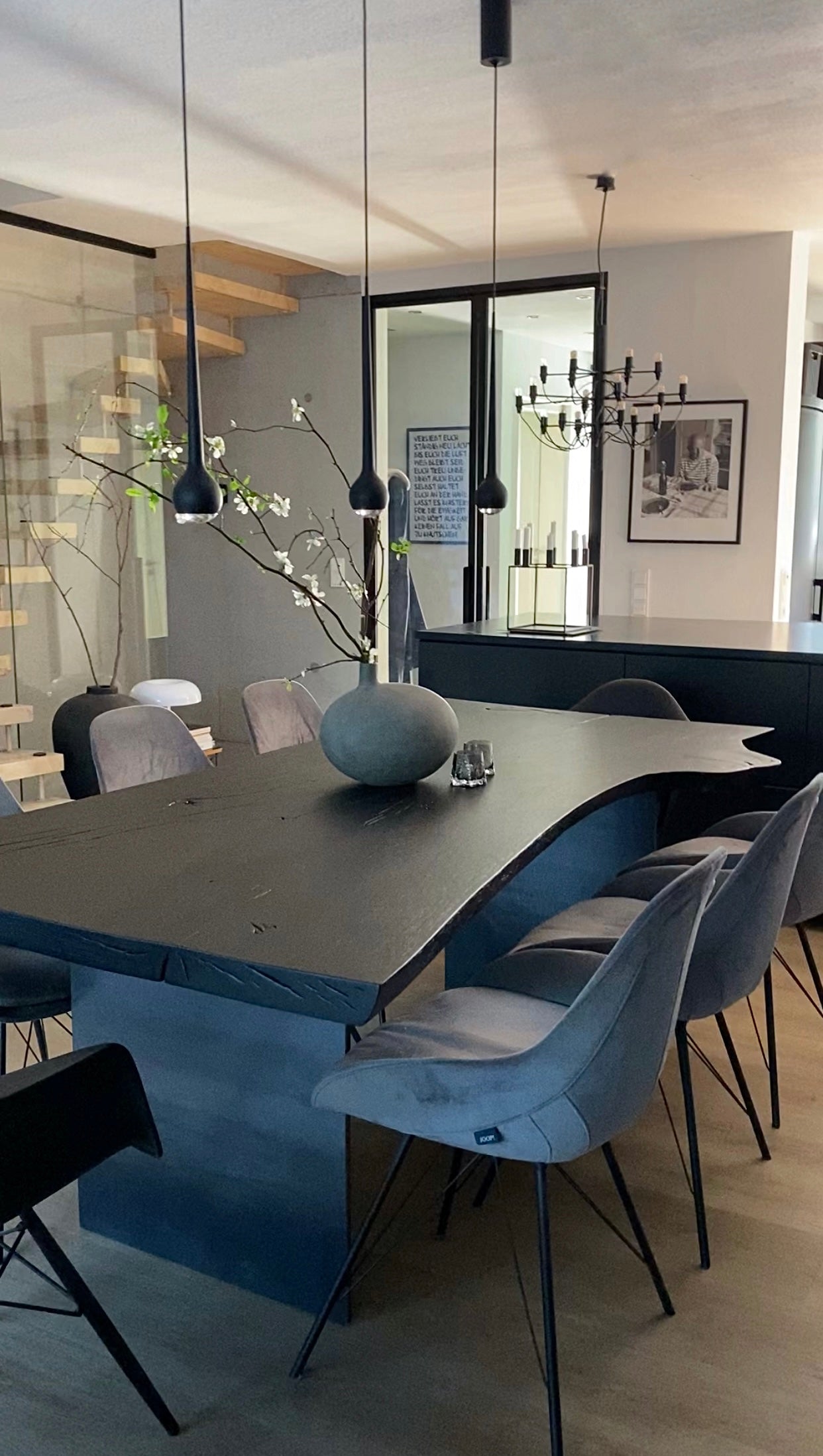 Toller Esstisch aus schwarzem Massivholz