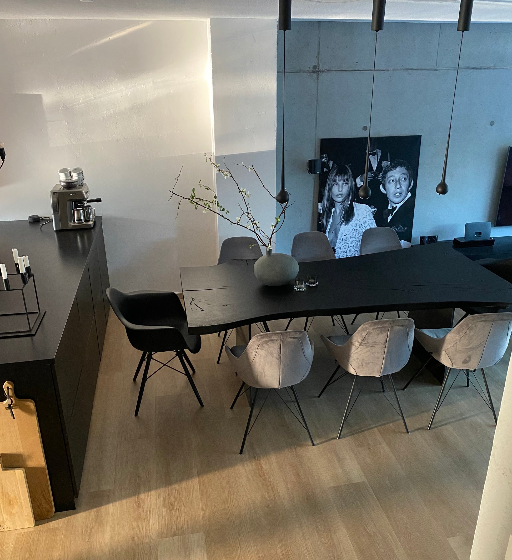 Schwarzer Esstisch aus Massivholz Eiche