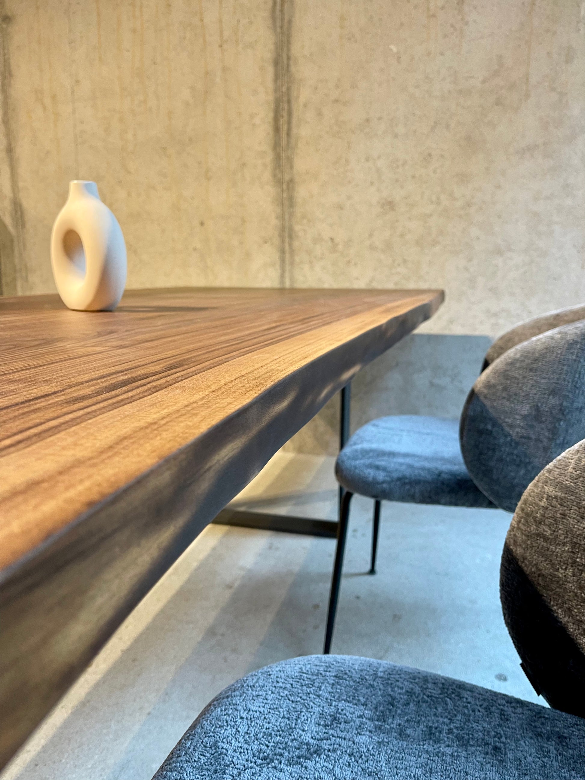 Massivholztisch aus Nussbaum mit natürlicher Baumkante 