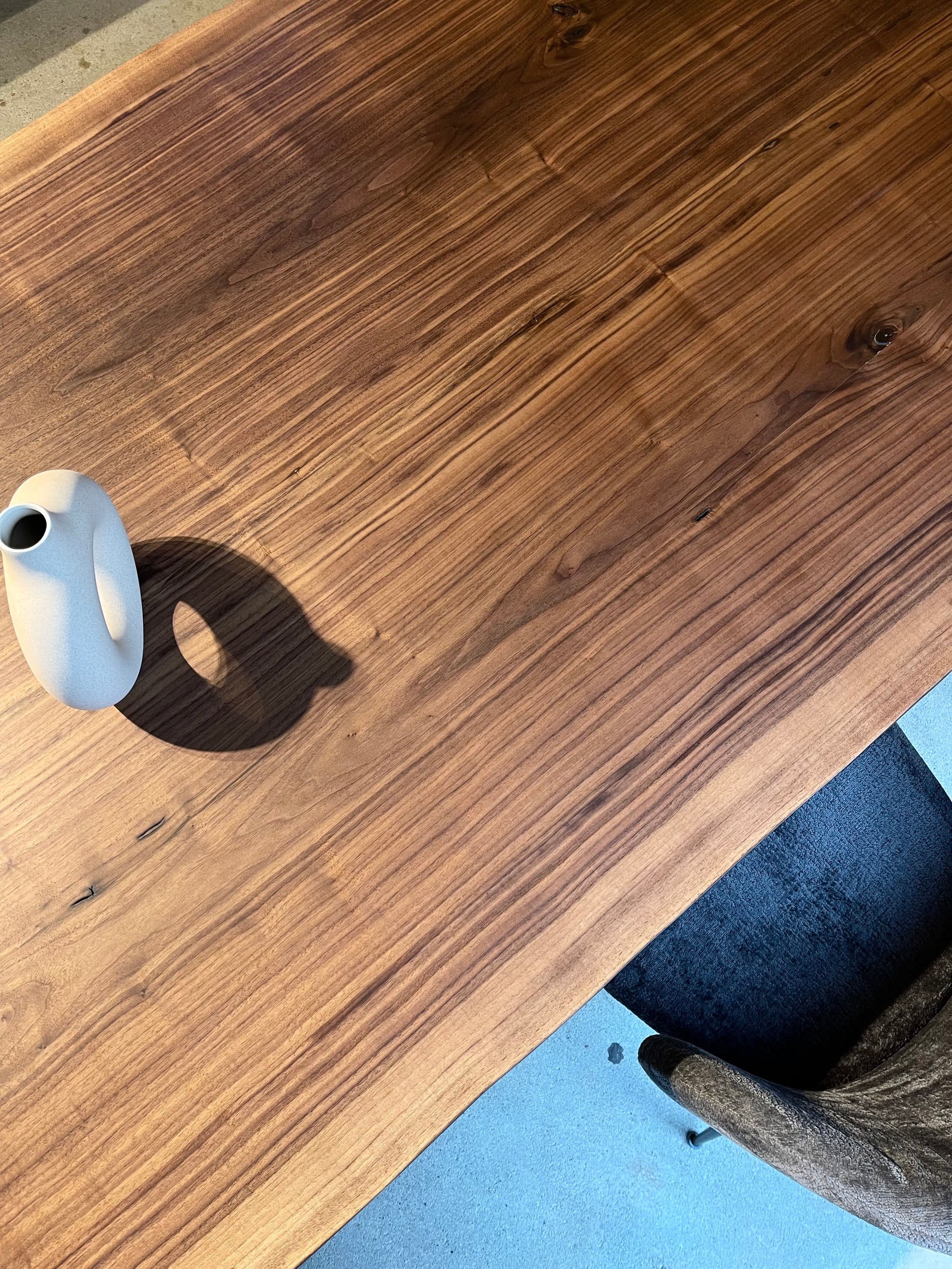 Massivholztisch aus Nussbaum mit natürlicher Baumkante 