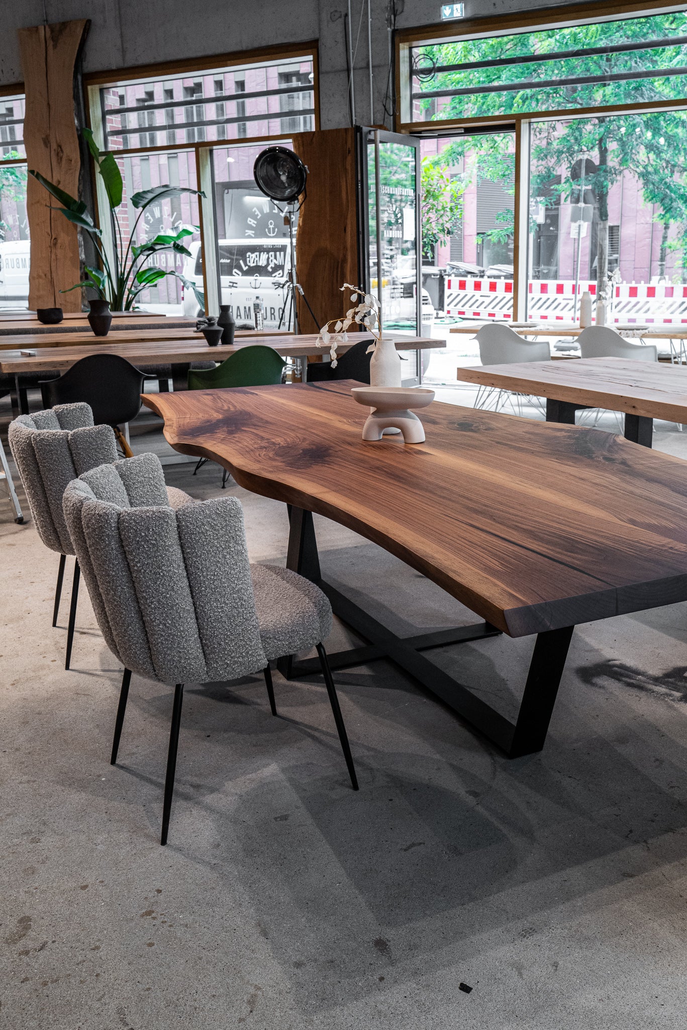 Esstisch Nussbaum mit Baumkante 