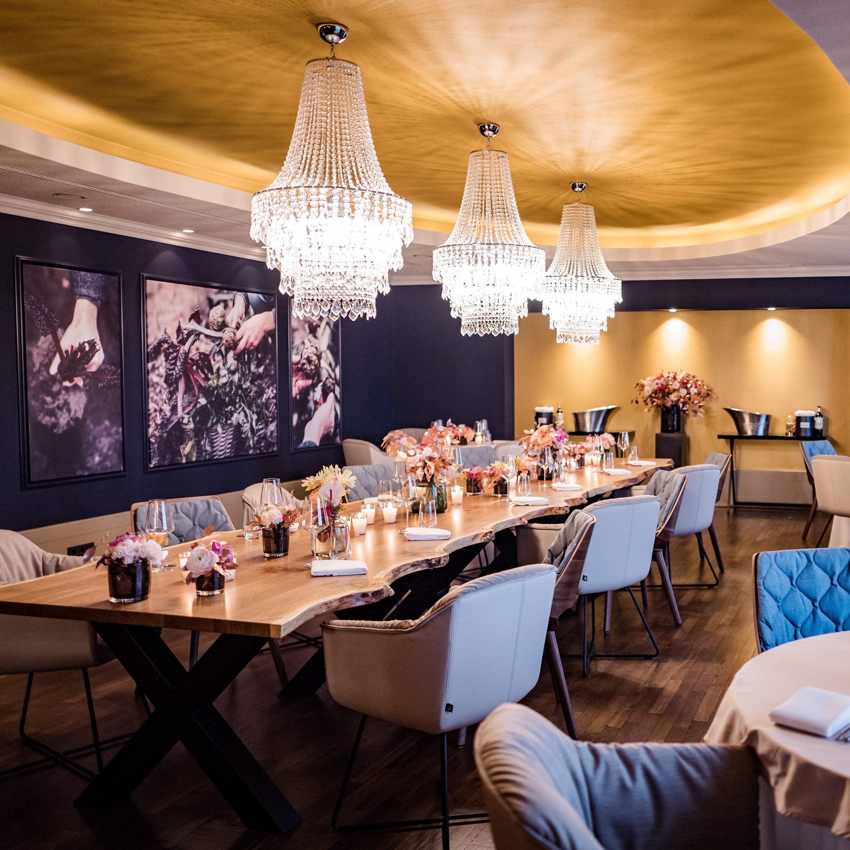 Gastrotisch ich Massivholz Eiche mit natürlicher Baumkante