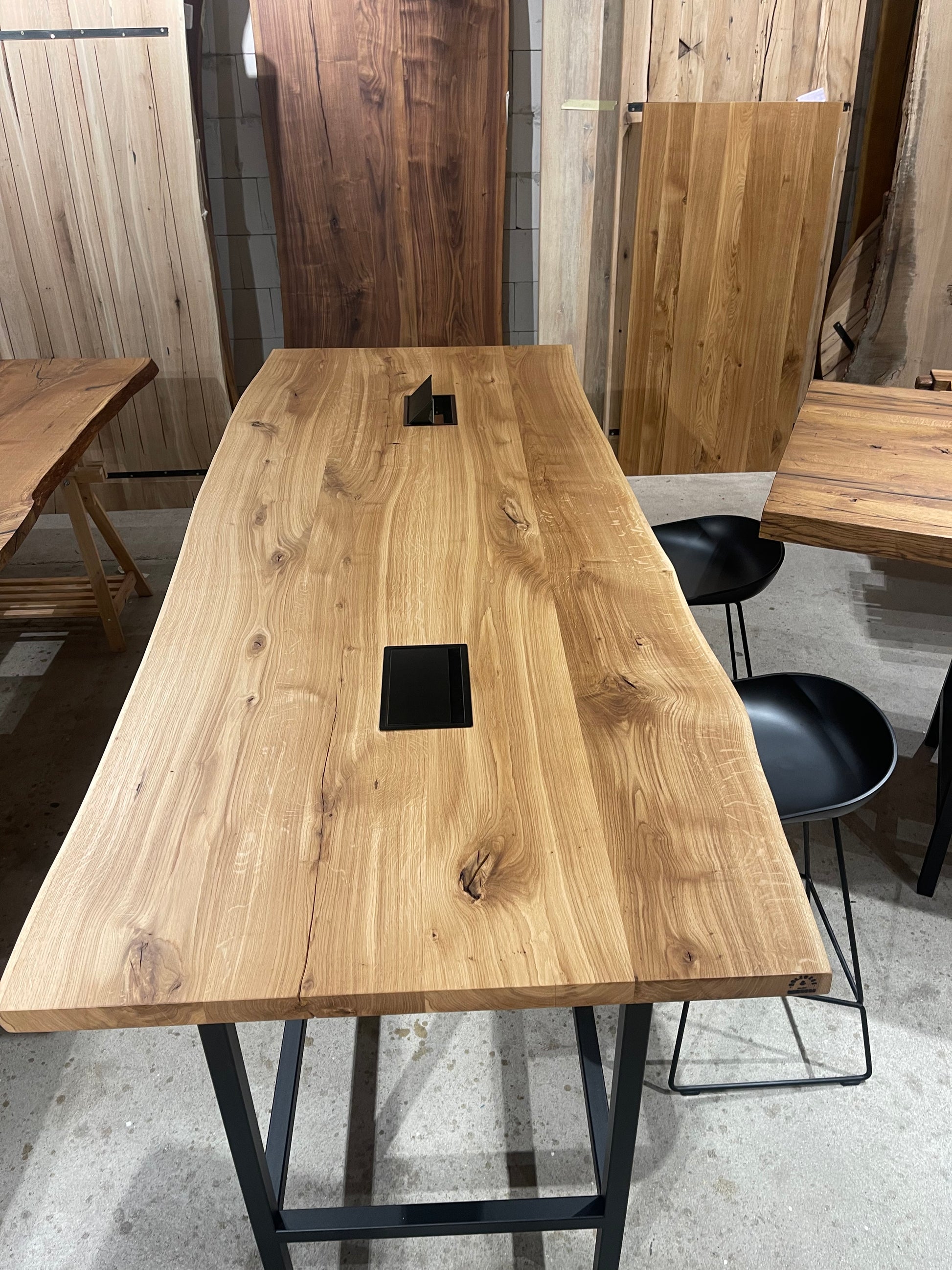 Hochtisch | Besprechungstisch mit Mediamodul | Tischanschlussfeld 