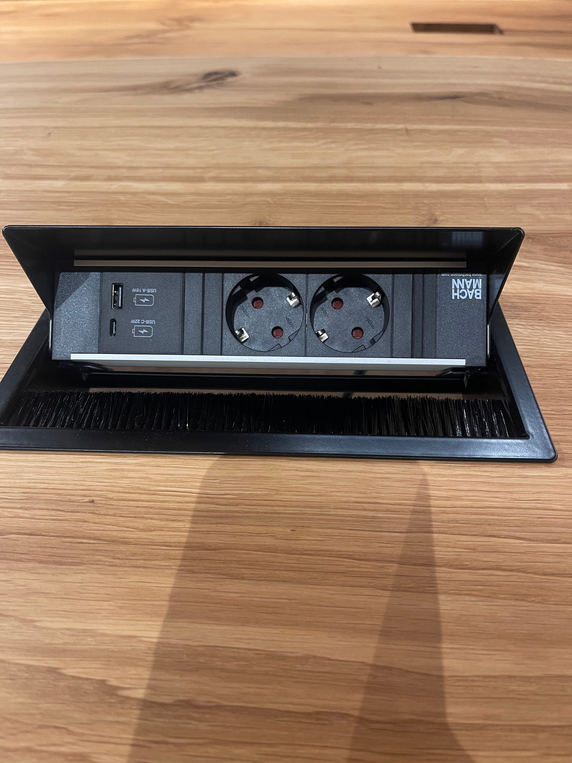 Konferenztisch | Mediamodul | Tischanschlussfeld 