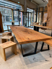 Massivholztisch aus einem Stück Zedernholz 