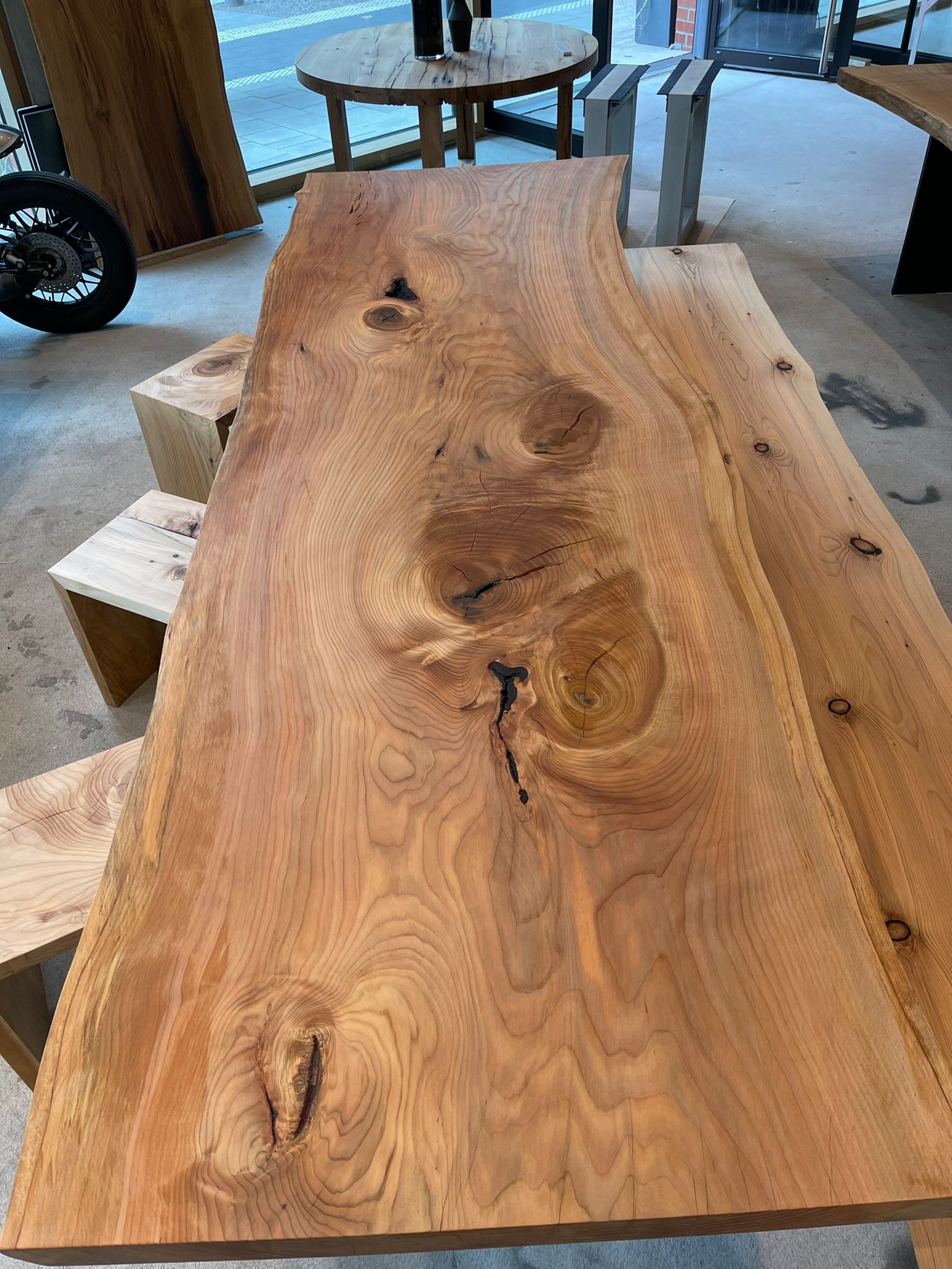 Massivholztisch aus einem Stück Zedernholz | Tisch Unikat aus einer Stammbohle