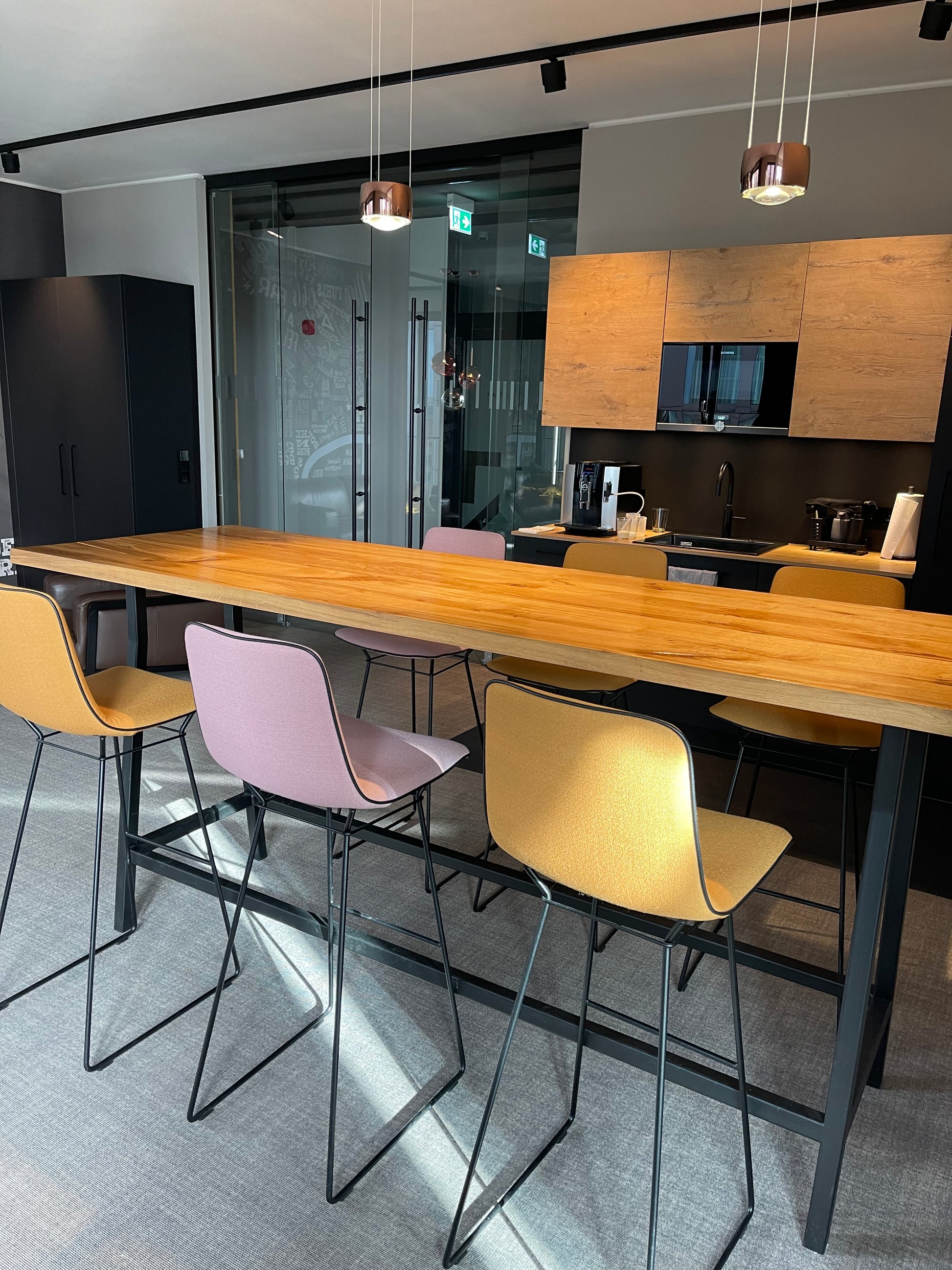 Bartisch aus Massivholz | Hochtisch Büro nach Maß aus Massivholz