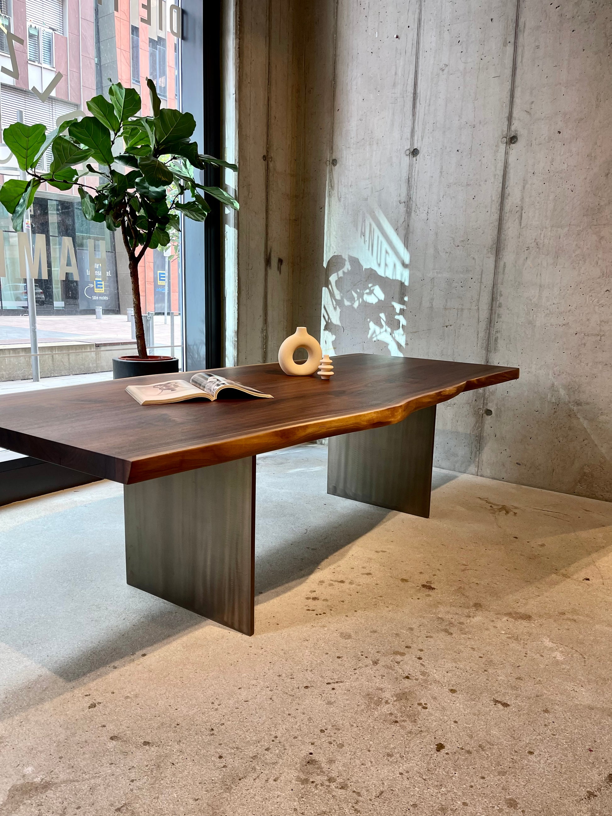 Naturholztisch Nussbaum mit Baumkante 