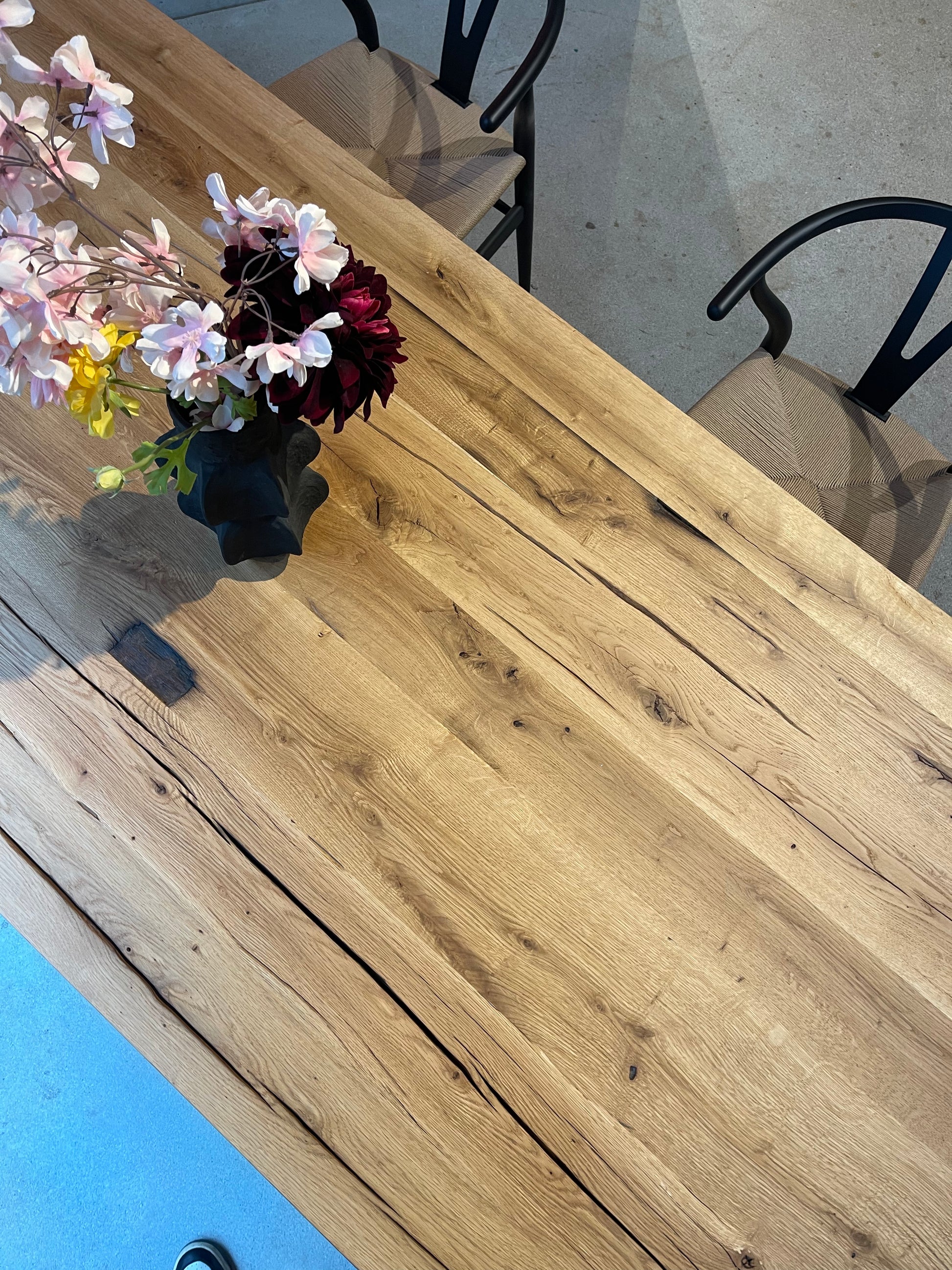 Rustikaler Esstisch aus Massivholz von Holzwerk Hamburg 