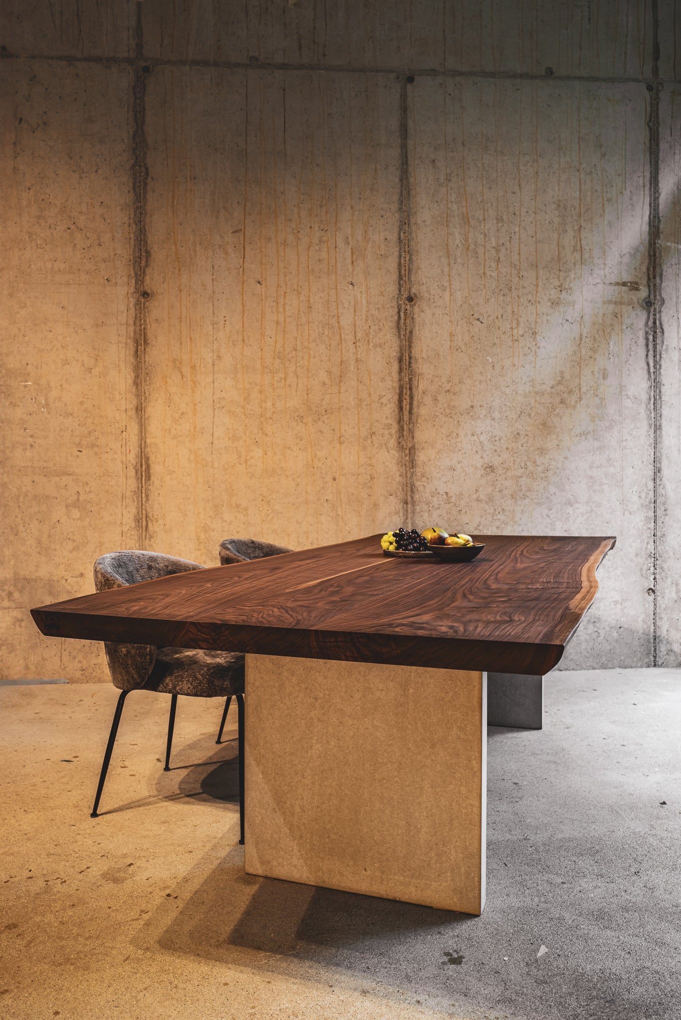 Eleganter Massivholztisch aus Nussbaum