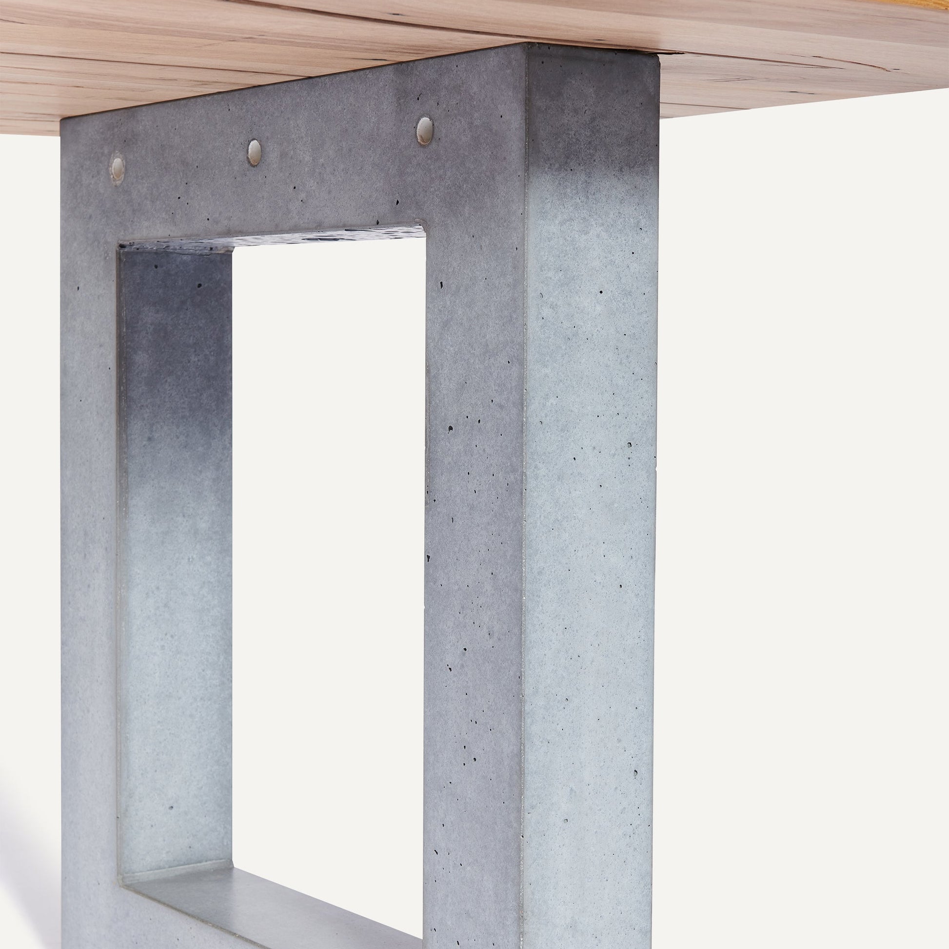 Esstisch aus Eichenholz mit Tischgestell aus Beton