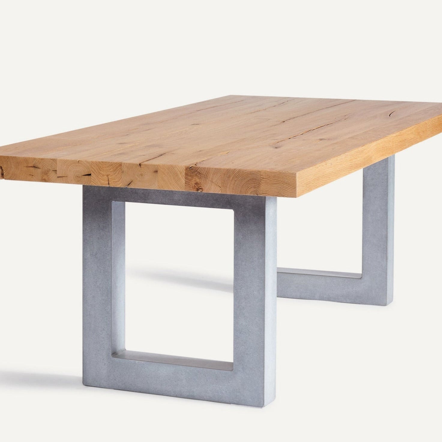 Esstisch aus Massivholz mit Beton Gestell 