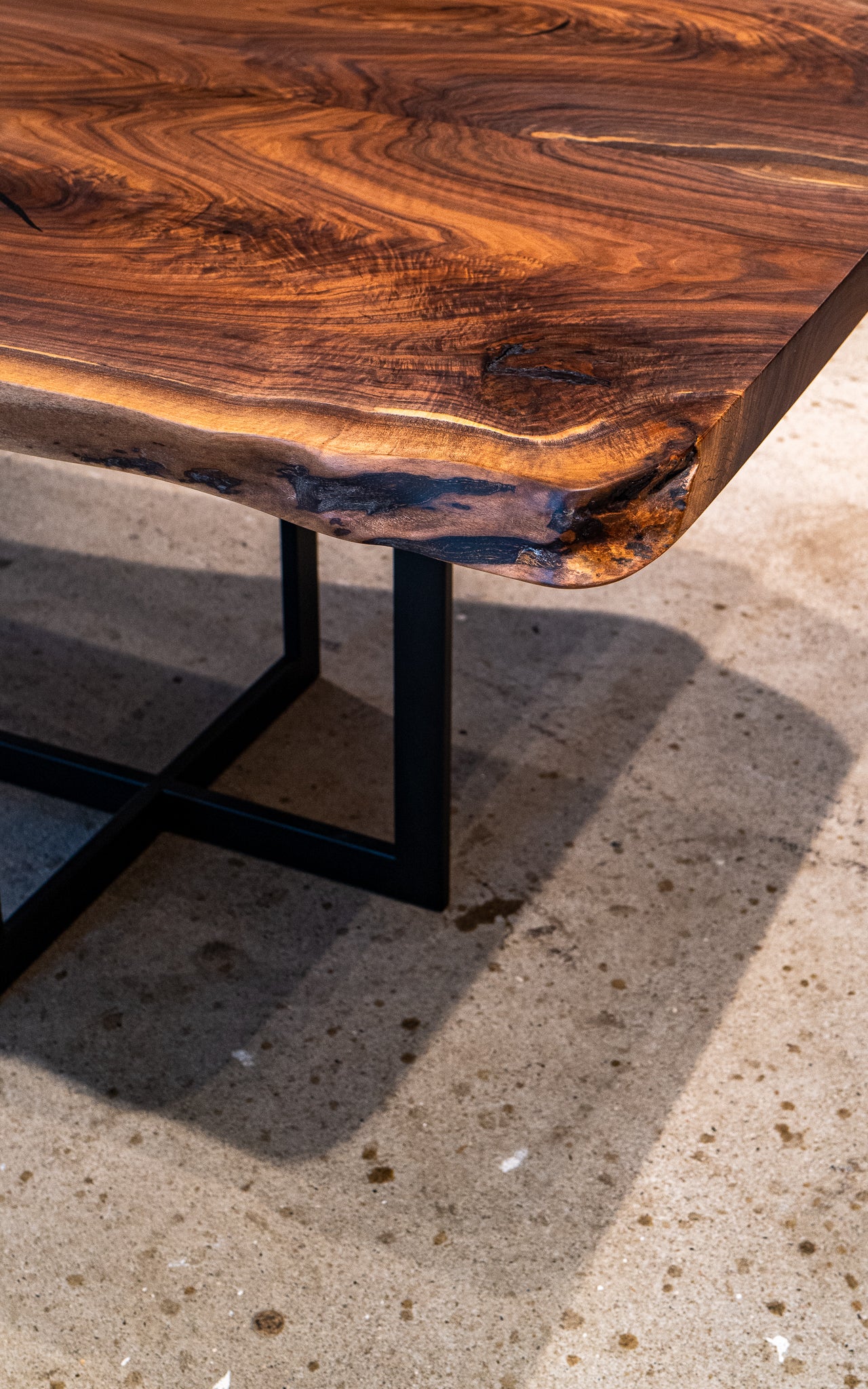 Massivholztisch aus Nussbaum mit Naturkante 