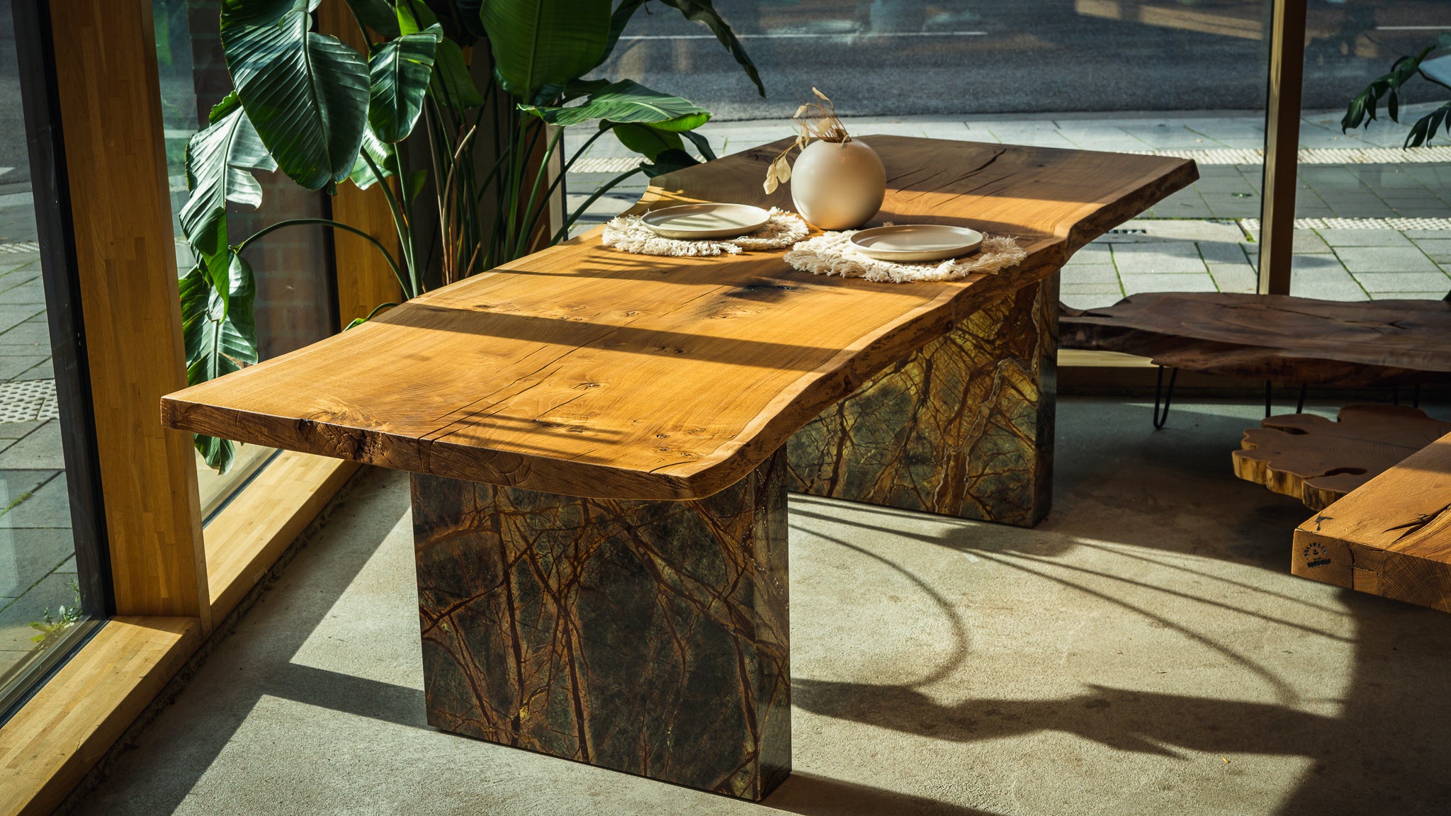 Monolith Esstisch Massivholz aus einem Stück mit Marmor Gestell