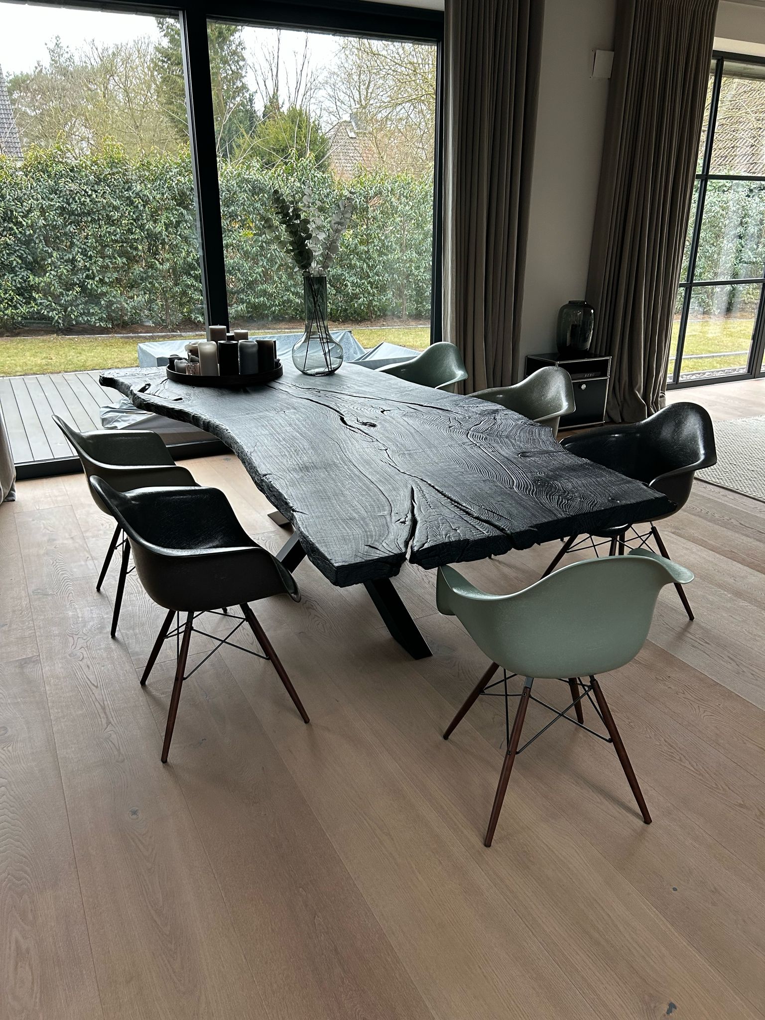 Schwarzer Esstisch aus einem Stück 