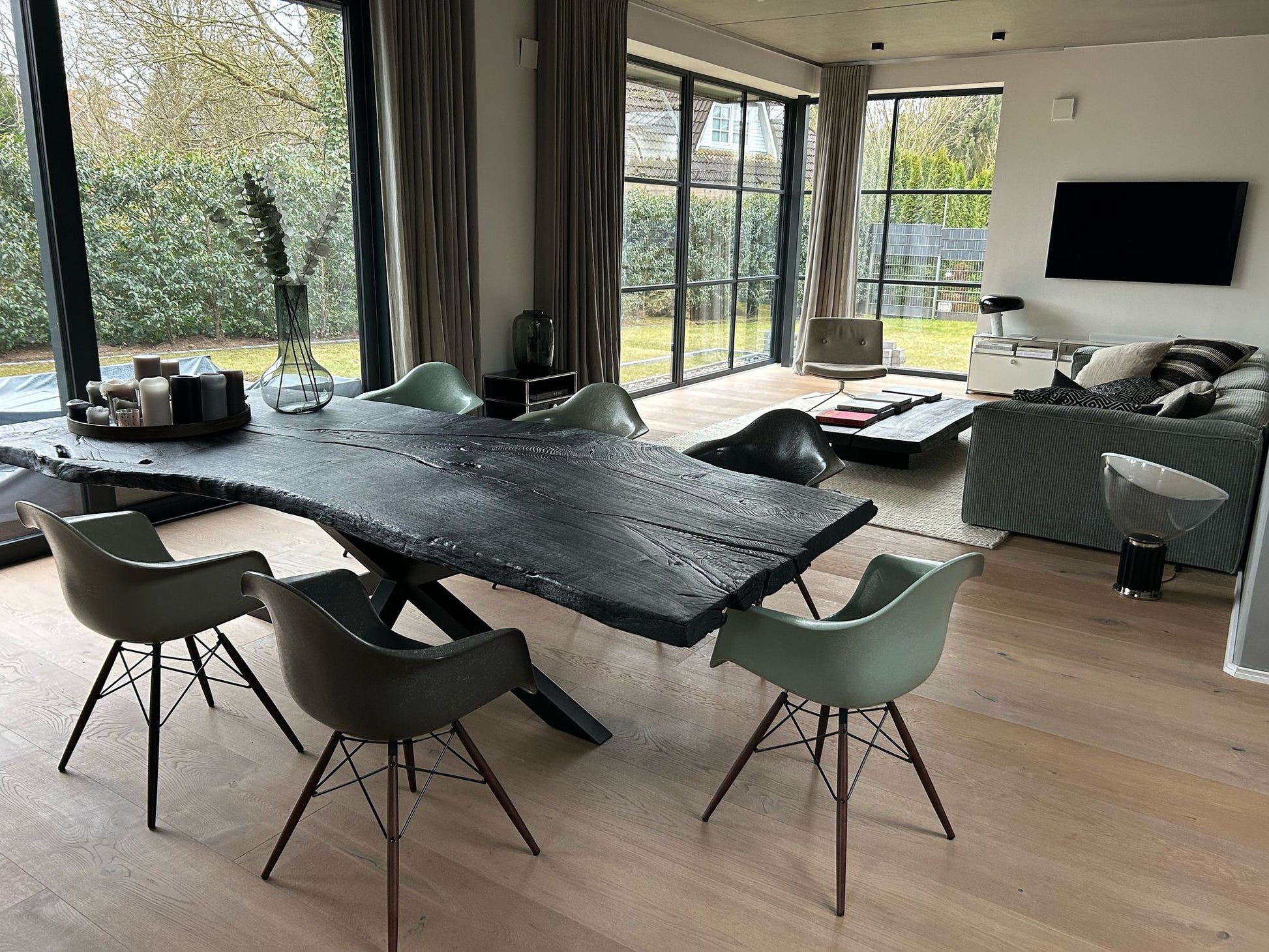 Schwarzer Esszimmer Tisch - Unikat aus einem Stück 