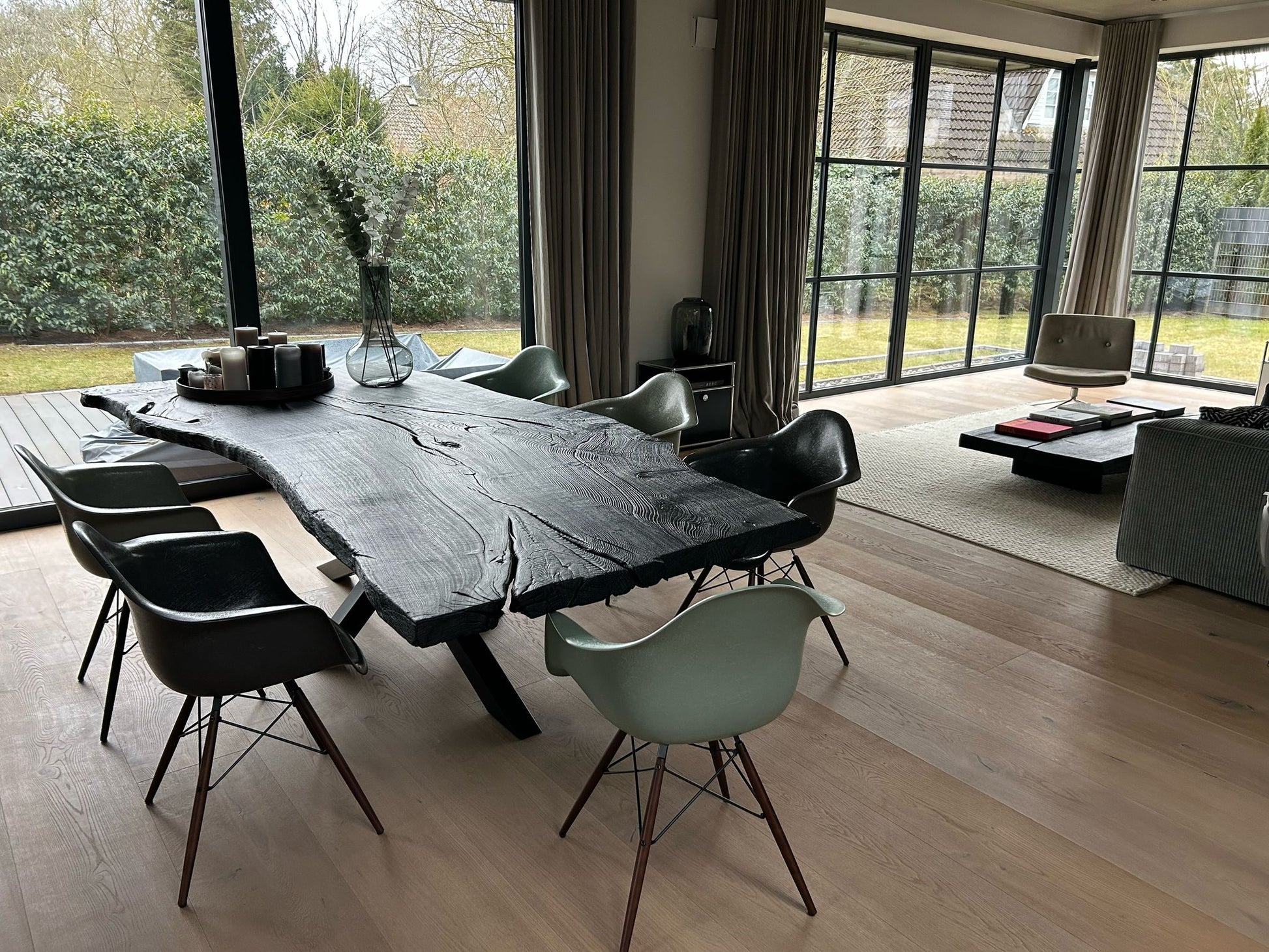 Schwarzer Massivholztisch nach Maß