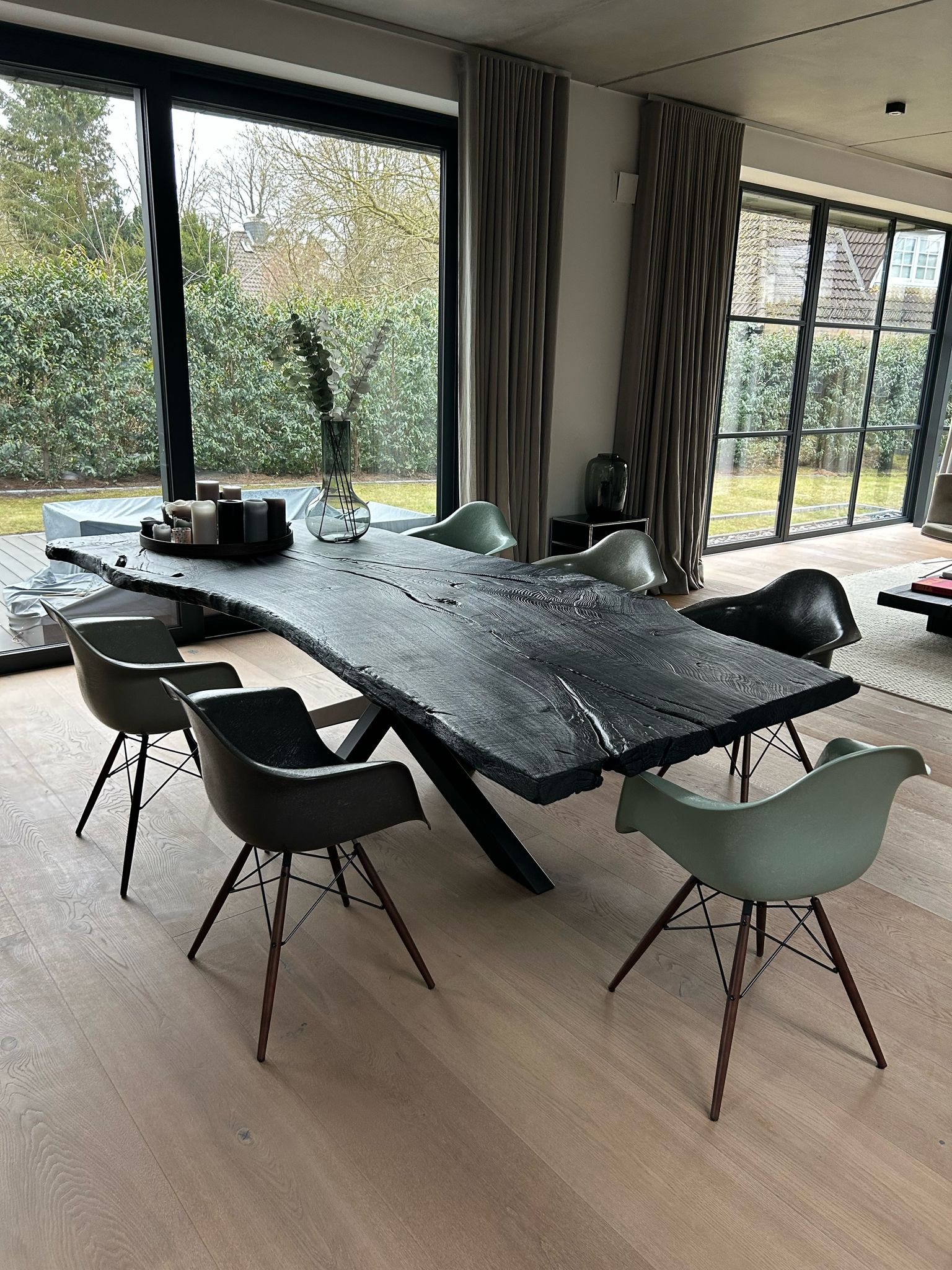 Schwarzer Holztisch - Monolith Tisch schwarz geköhlt 