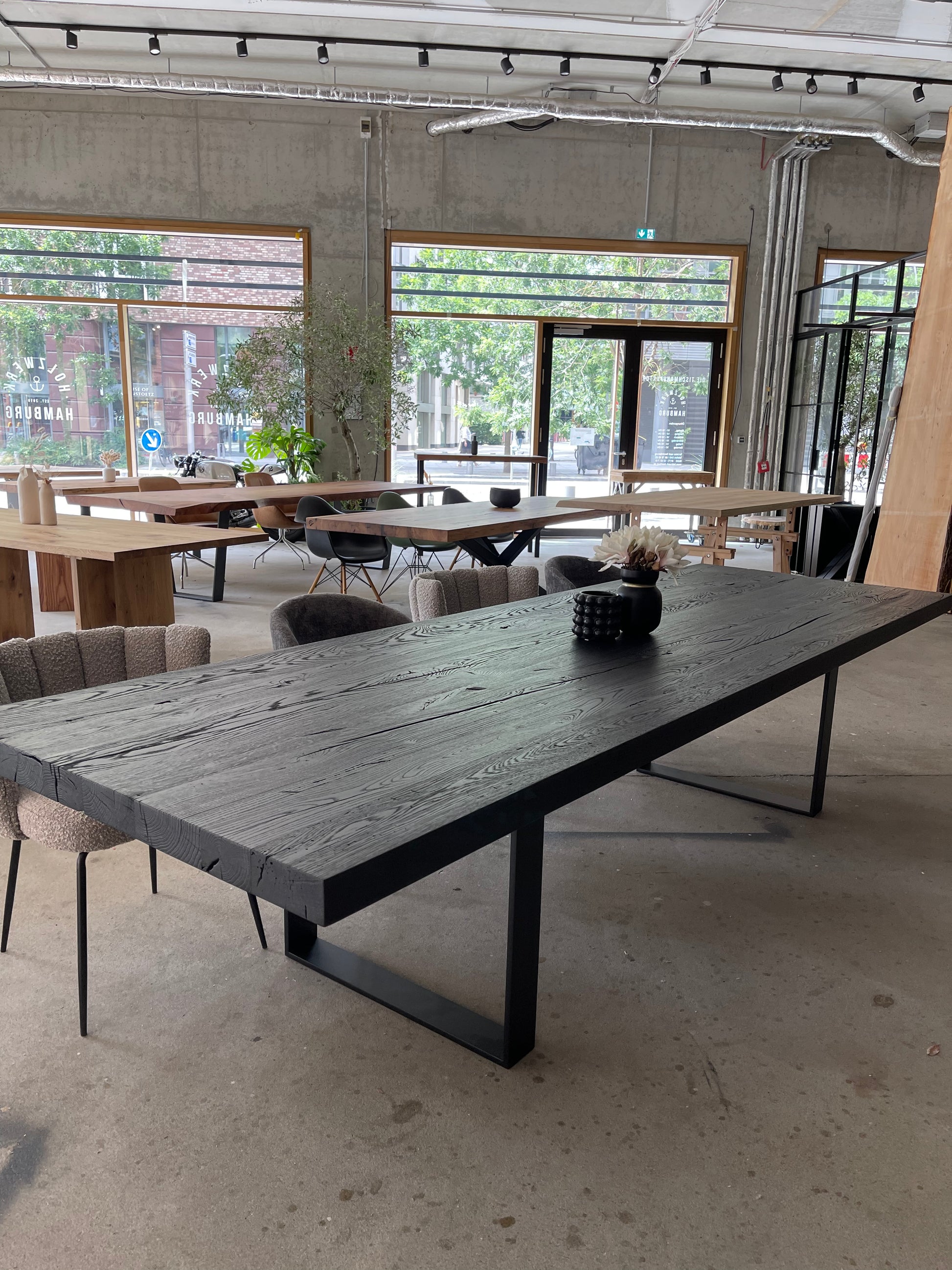 Tisch schwarz geflammt | Tischplatte schwarz geflammt | Holzwerk Hamburg 