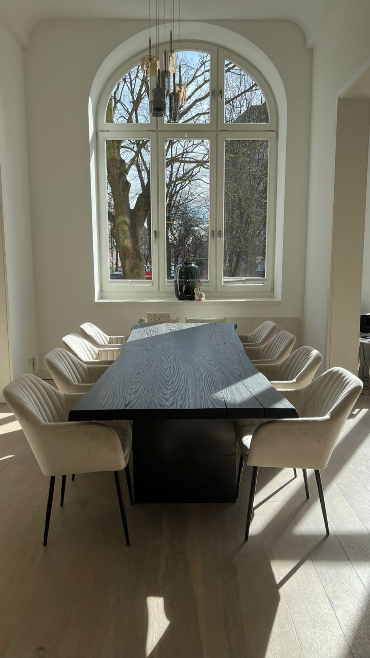 Massivholztisch aus Eichenholz mit geköhlter Oberfläche.