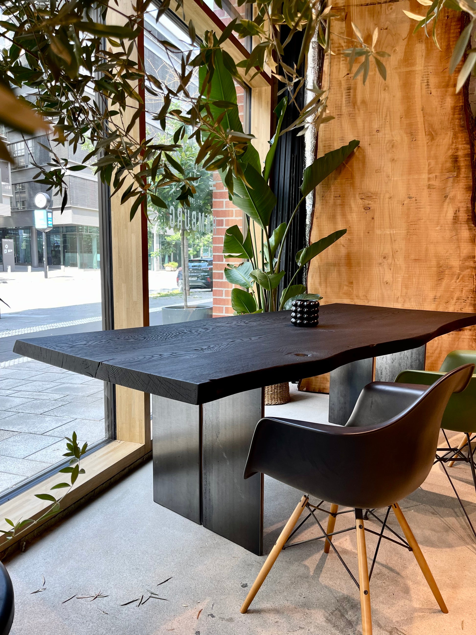 Schwarzer Esstisch aus Massivholz