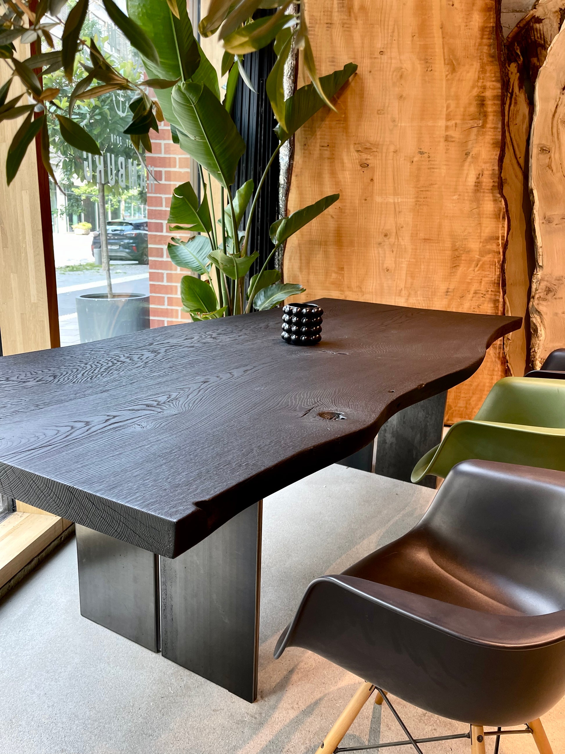 Esstisch schwarz geköhlt mit Baumkante - Ein Tisch Unikat nach Maß