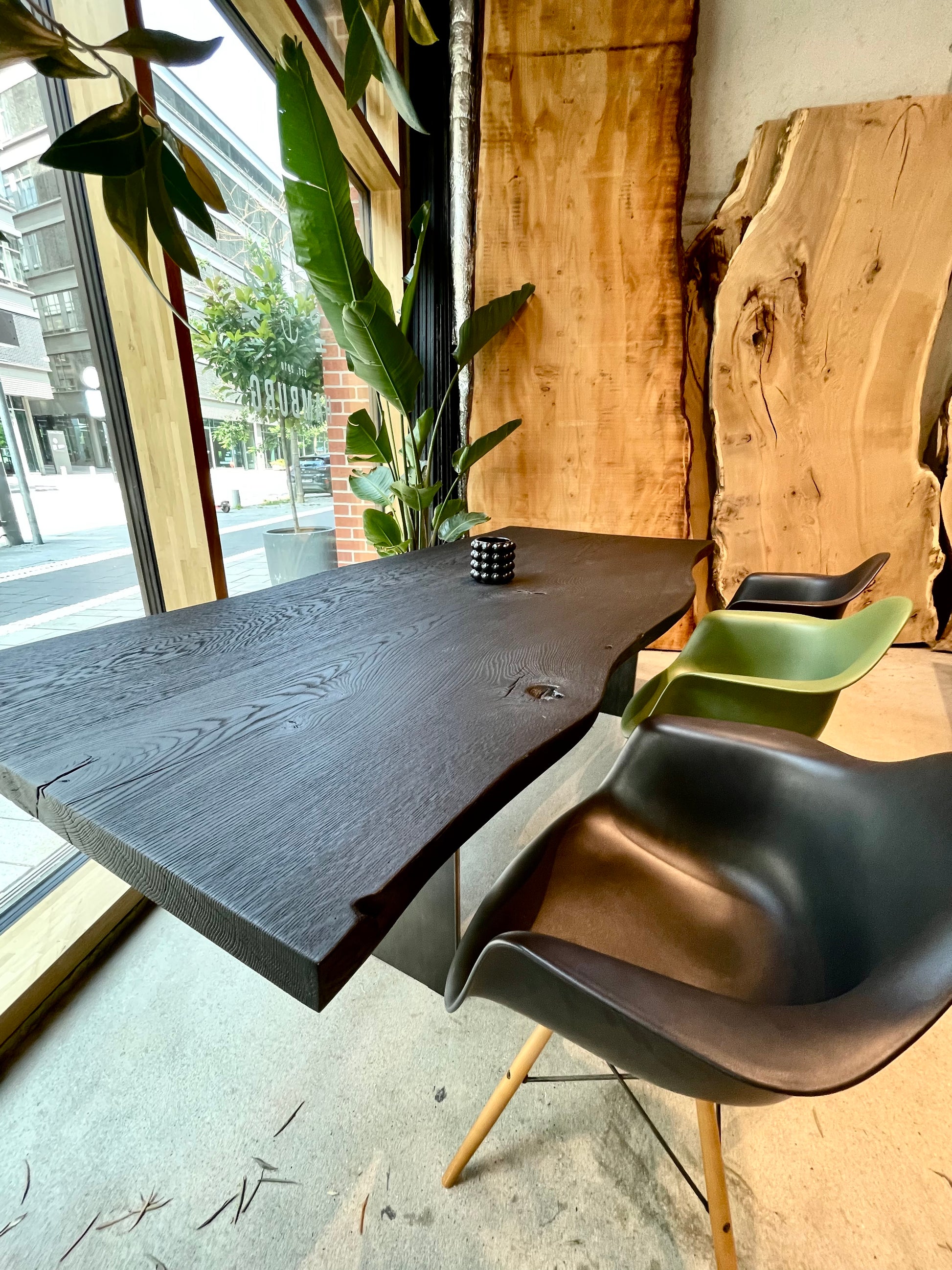 Schwarzer Esszimmertisch 