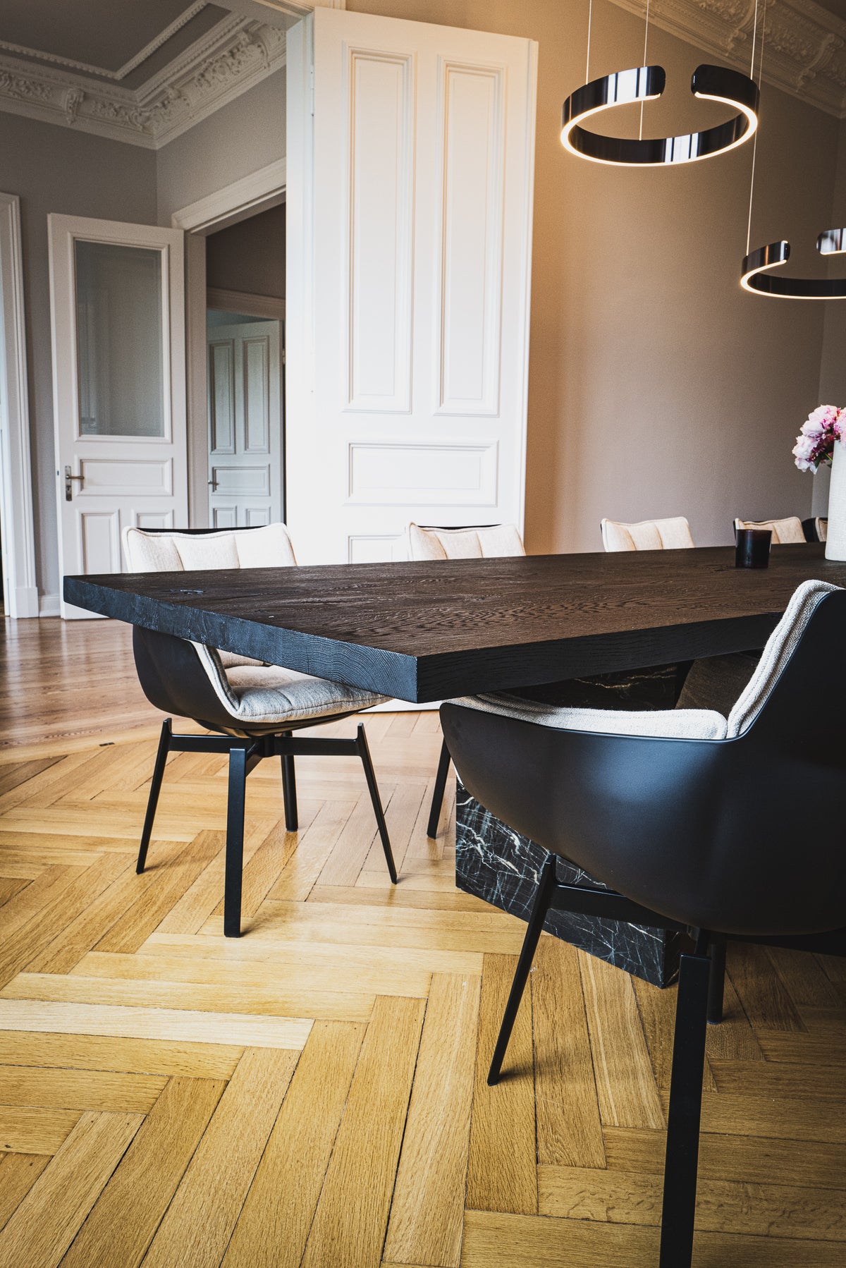Schwarzer Esstisch aus Massivholz – schwarzer Tisch für Ihr Esszimmer – Holzwerk Hamburg