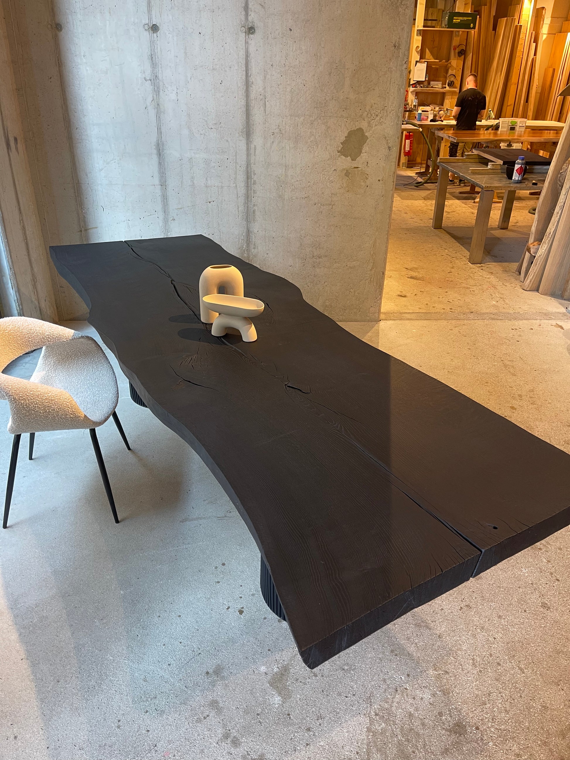 campingtisch lamellen Baumtisch Eiche schwarz geköhlt mit Metallsäuen in Lamellen Optik – Holzwerk Hamburg
