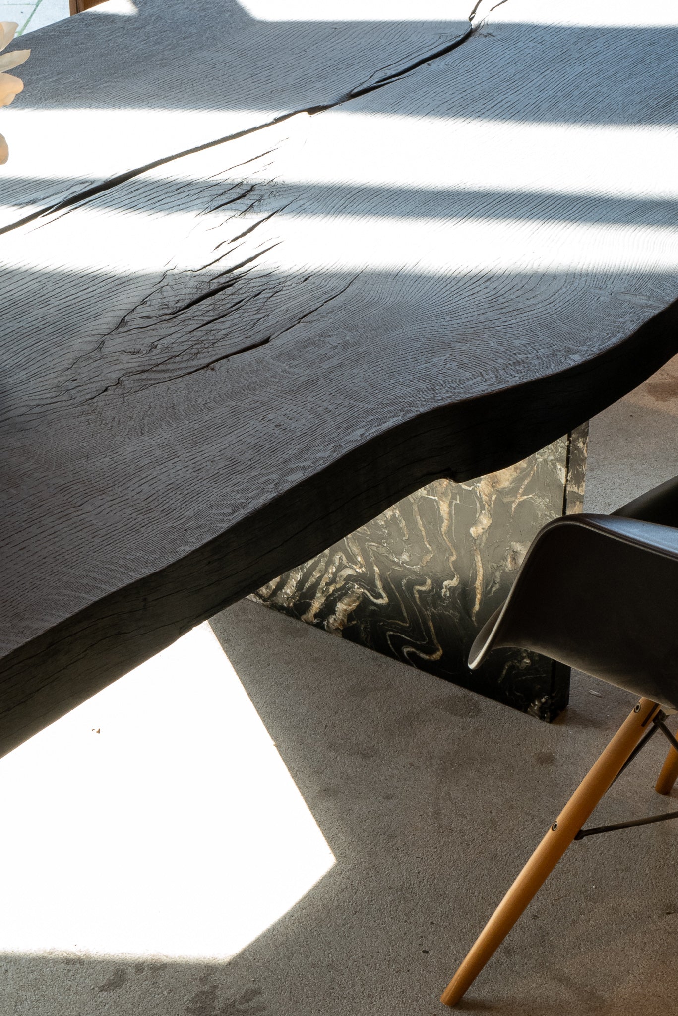 Esstisch Eiche schwarz Holz geköhlt mit Feuer 