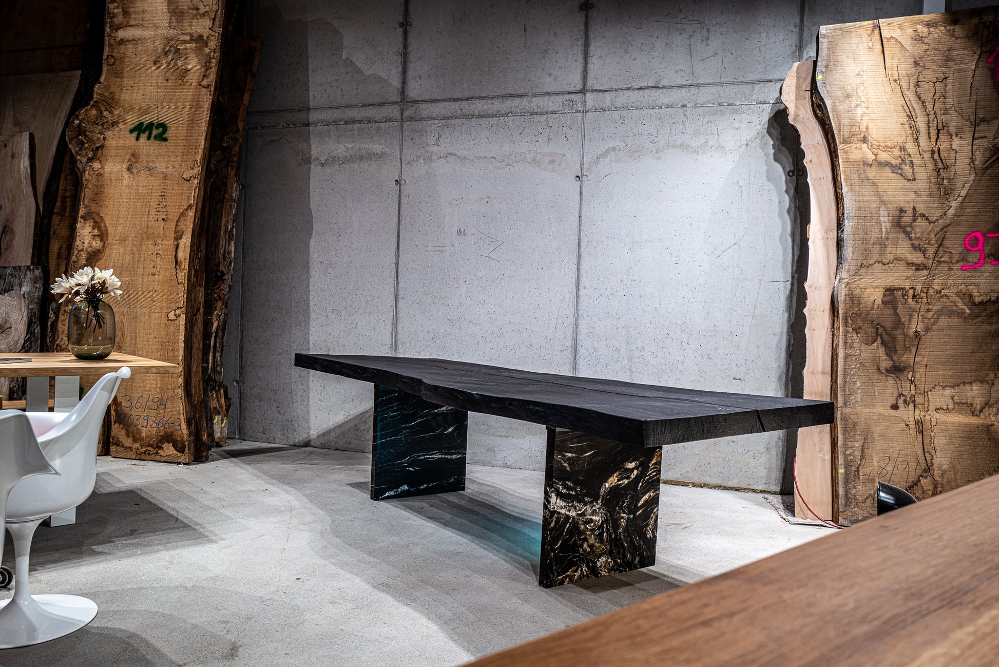 Esstisch schwarz geköhlt Massivholz | Holzwerk Hamburg 