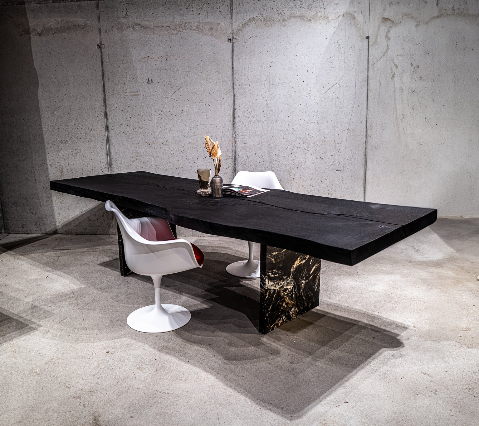 Massivholztisch Eiche schwarz geköhlt | Holzwerk Hamburg 