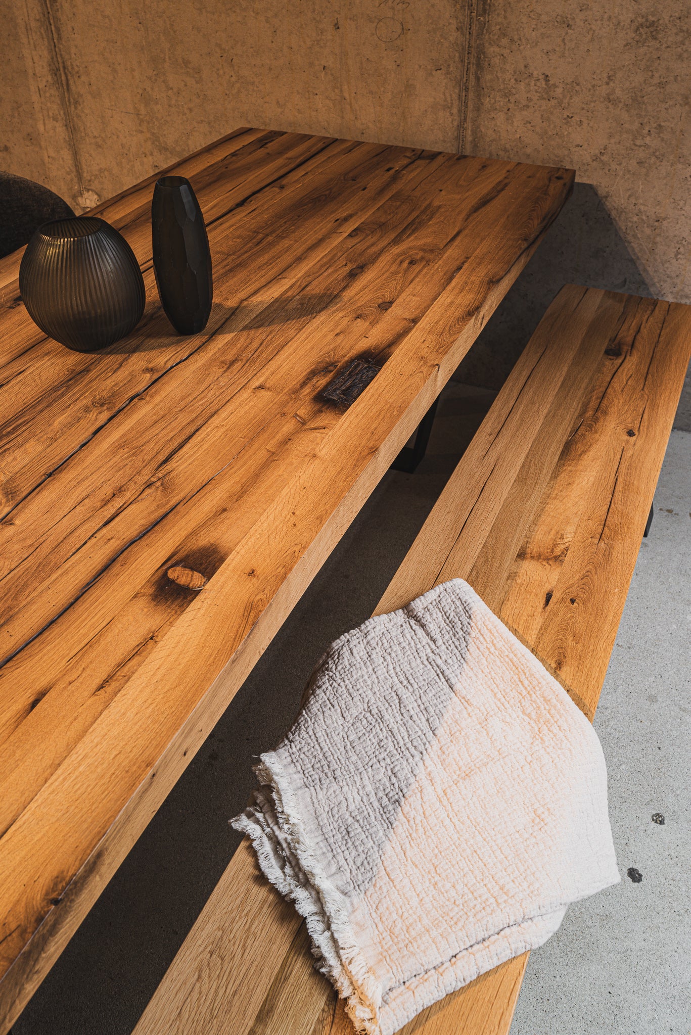 Individueller Holztisch nach Maß mit Metallgestell