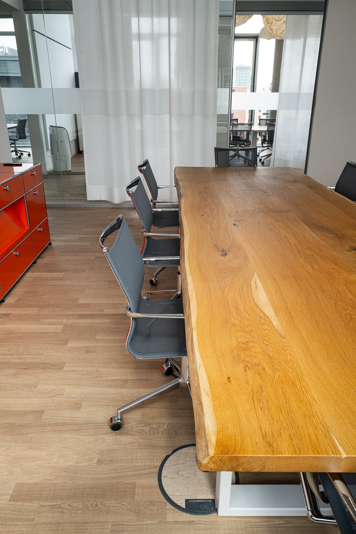 Konferenztisch aus Holz mit Naturkante 