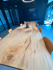 Besprechungstisch aus Massivholz