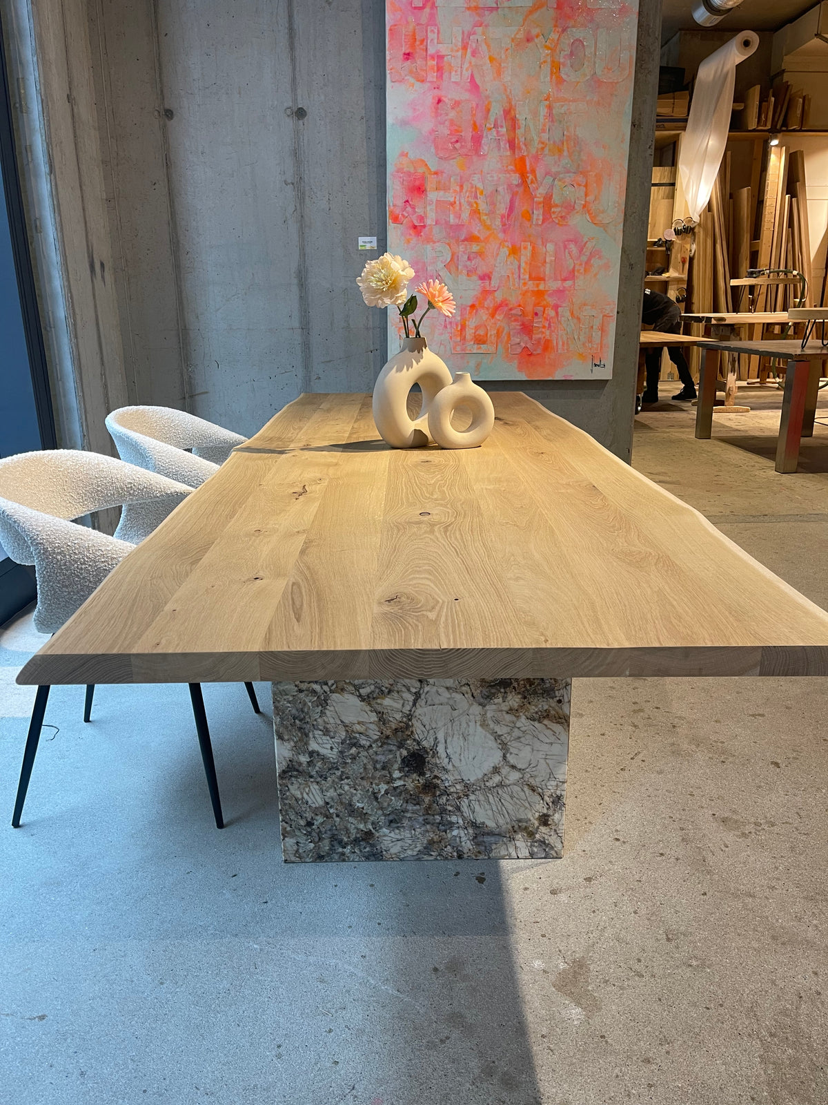 Eleganter Esstisch aus Massivholz mit Mamor-Gestell