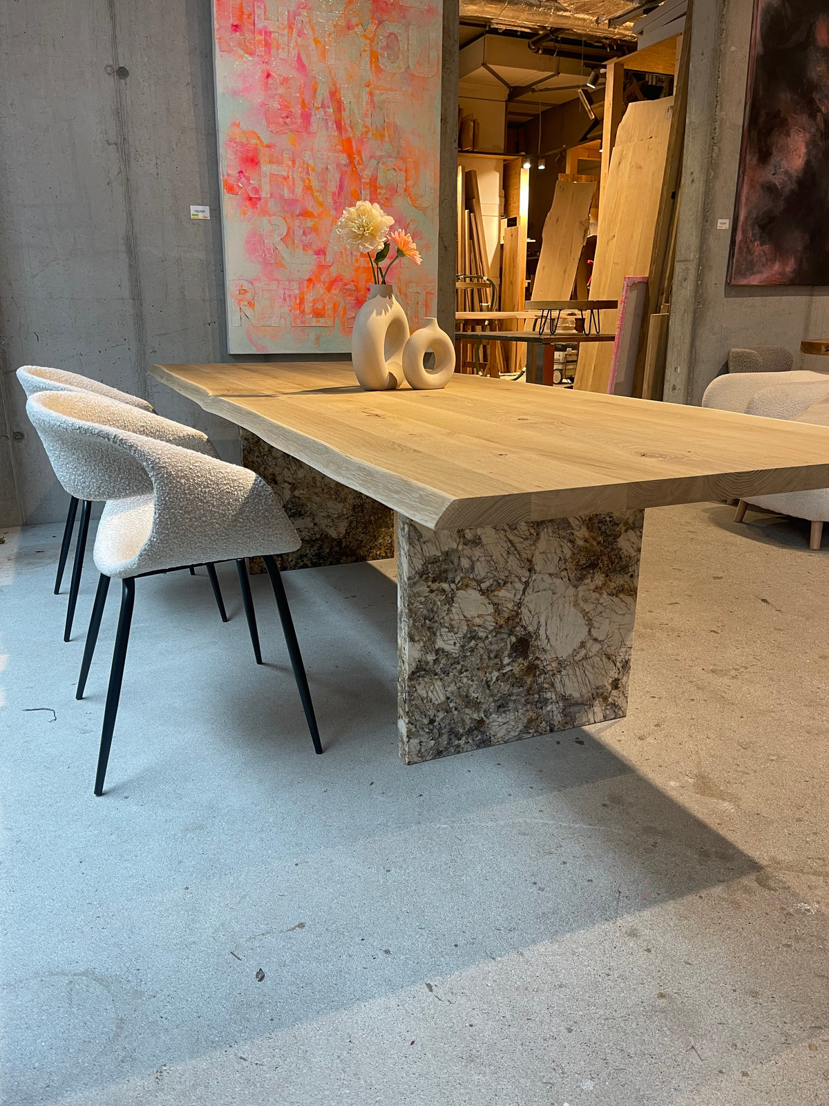 Eleganter Esstisch aus Massivholz mit Mamor-Gestell