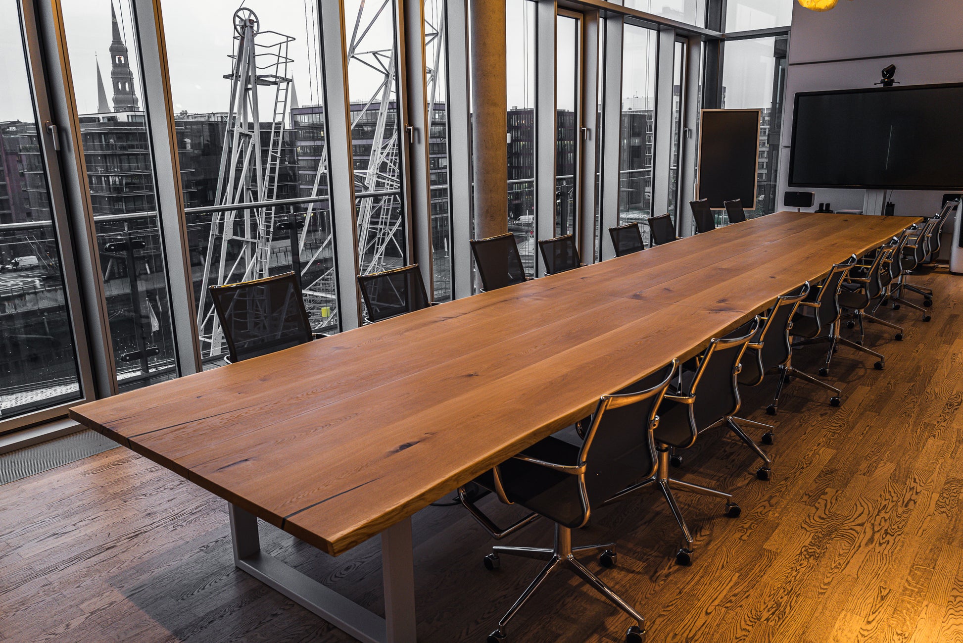 Individueller Konferenztisch aus Massivholztisch 