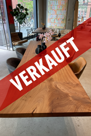 Massivholztisch aus Ulmenholz, hergestellt von Holzwerk Hamburg, zeigt die natürliche Holzmaserung und robuste Oberfläche.