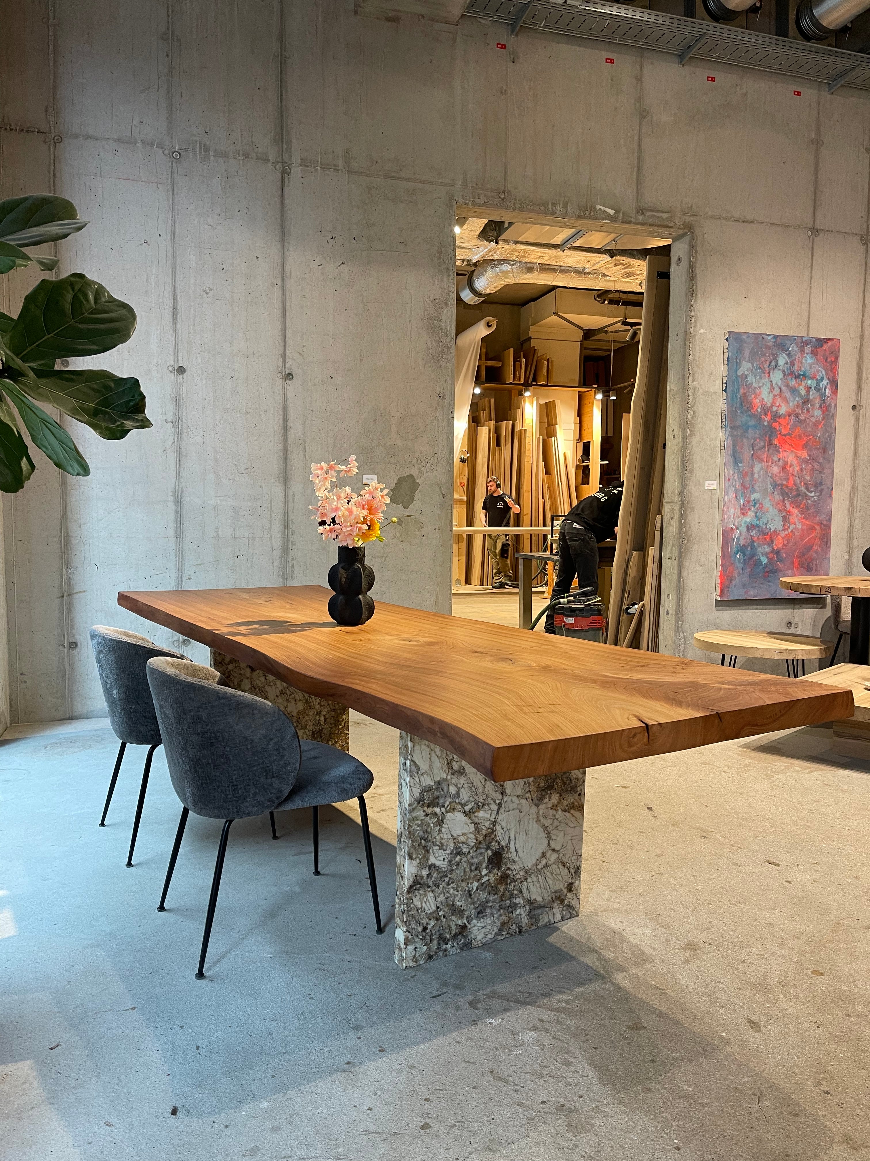 Exklusiver Massivholztisch aus Ulmenholz mit Natursteingestell 330x100cm