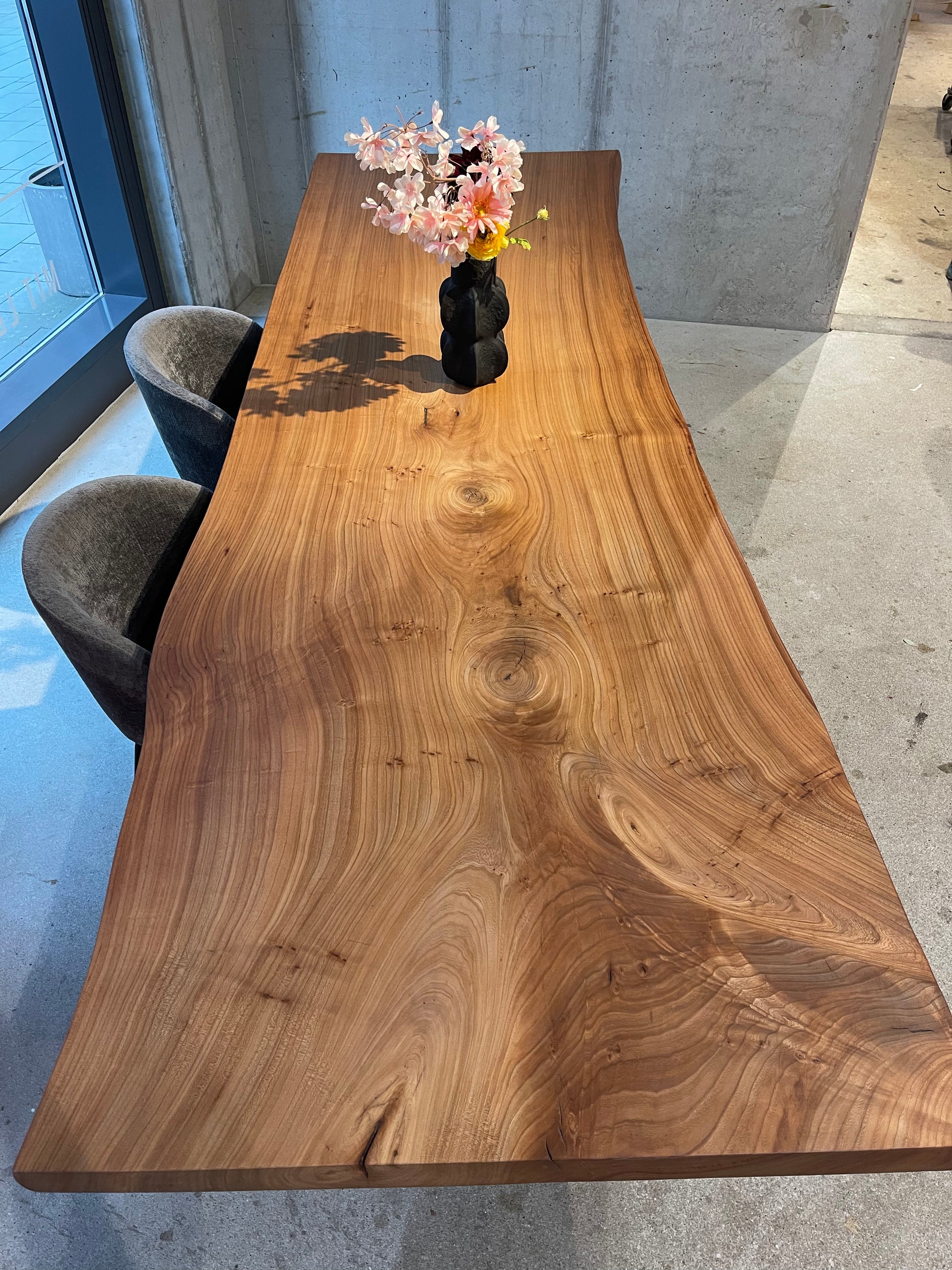 Esstisch aus einem Stück mit natürlicher Baumkante 