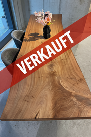 Exklusiver Massivholztisch aus Ulmenholz mit Natursteingestell, 330x100cm, von Holzwerk Hamburg, elegante Tischplatte und robustes Gestell