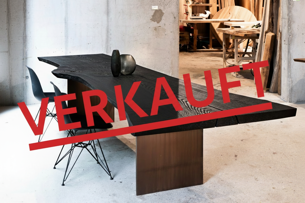 Schwarzer Esstisch Monolith aus Eiche, massives Holz, 360 cm lang, von Holzwerk Hamburg, gekohlt und stilvoll.