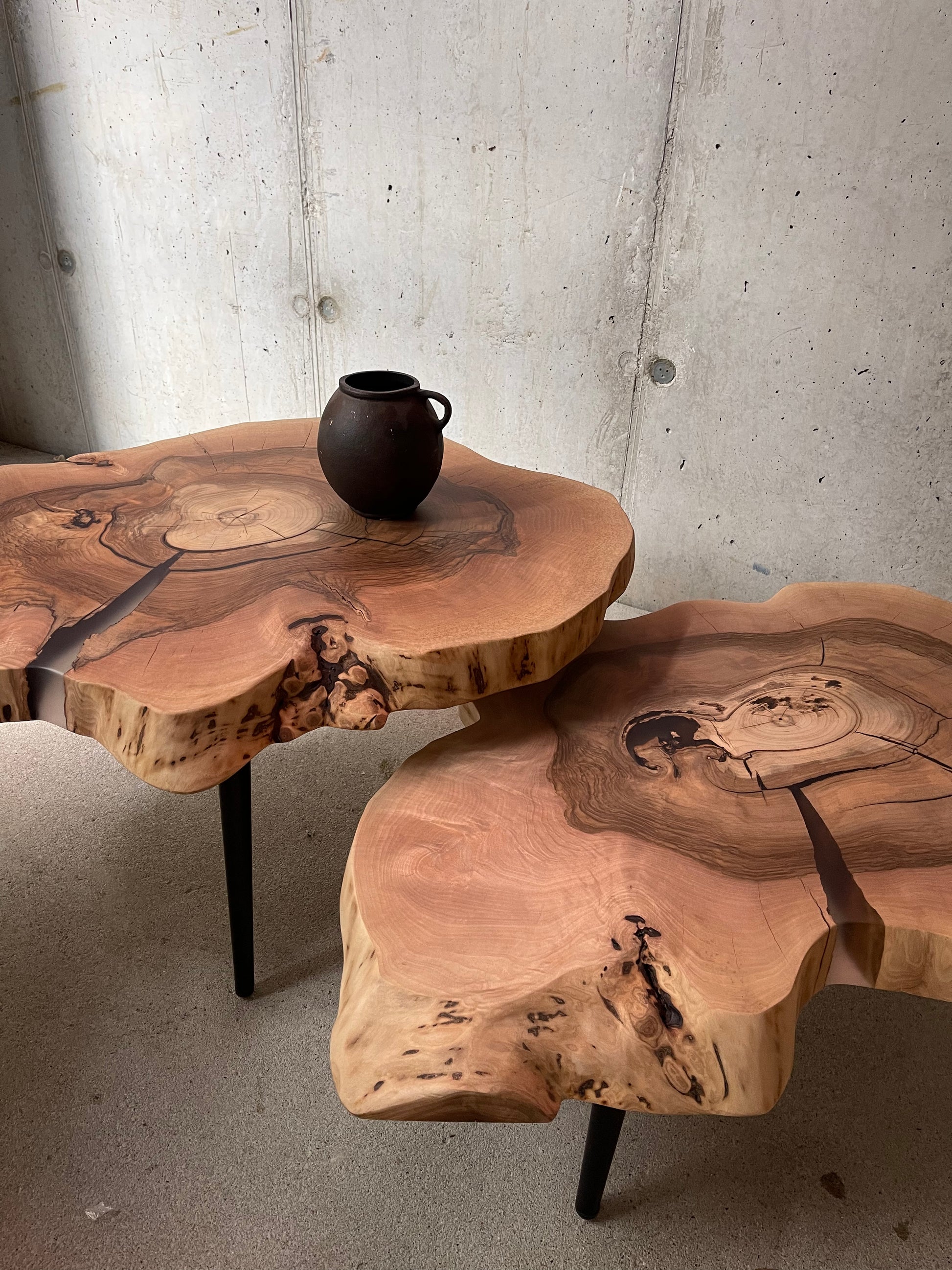 Wohnzimmer Tisch Massivholz Baumscheibe Nussbaum | Holzwerk Hamburg 