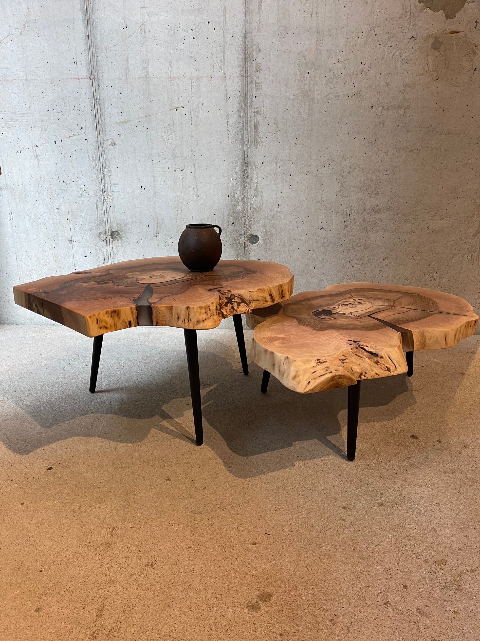 Couchtisch aus einer Baumscheibe Nussbaum Holz | Holzwerk Hamburg 