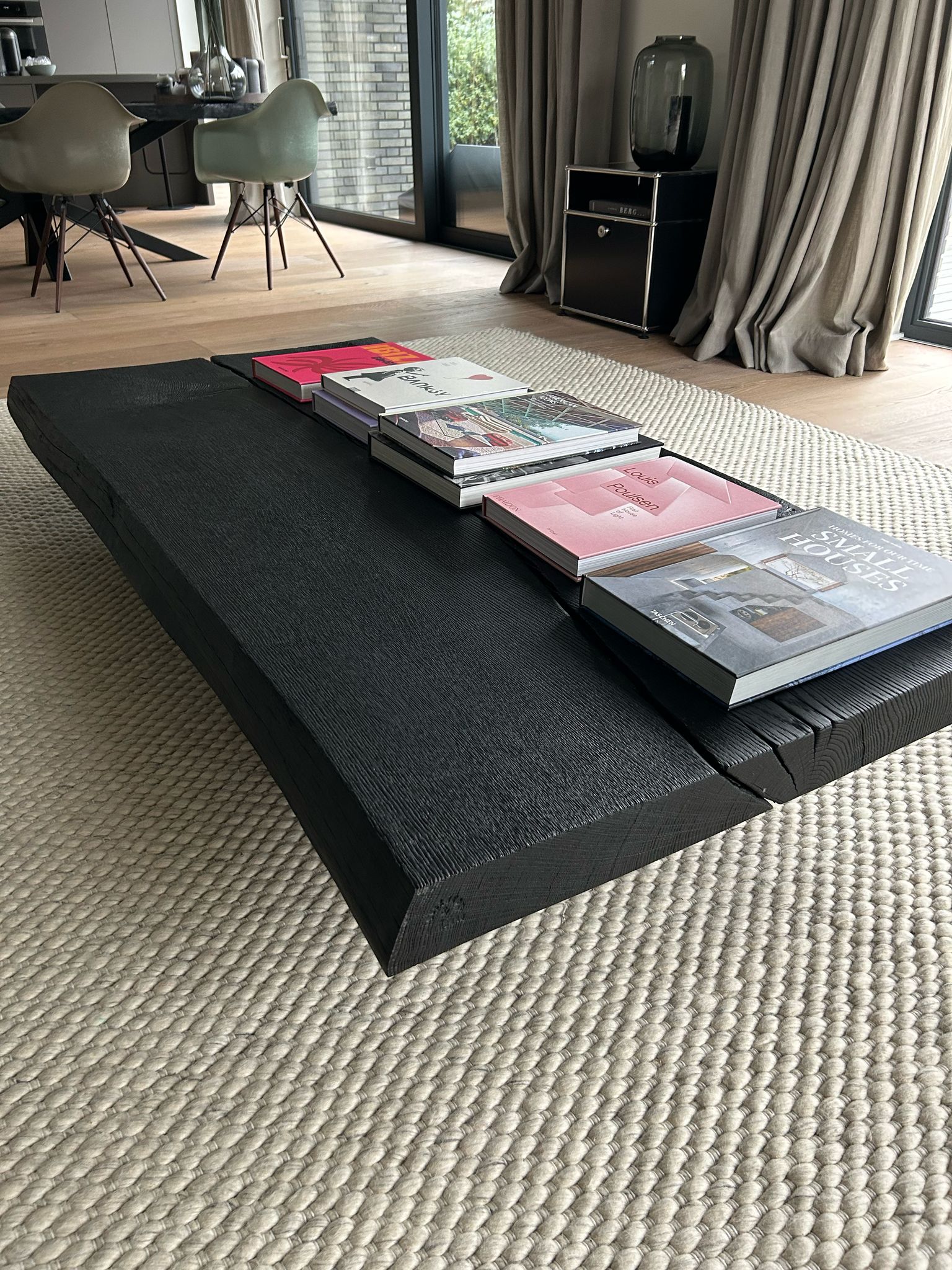 schwarzer Couchtisch nach Maß 